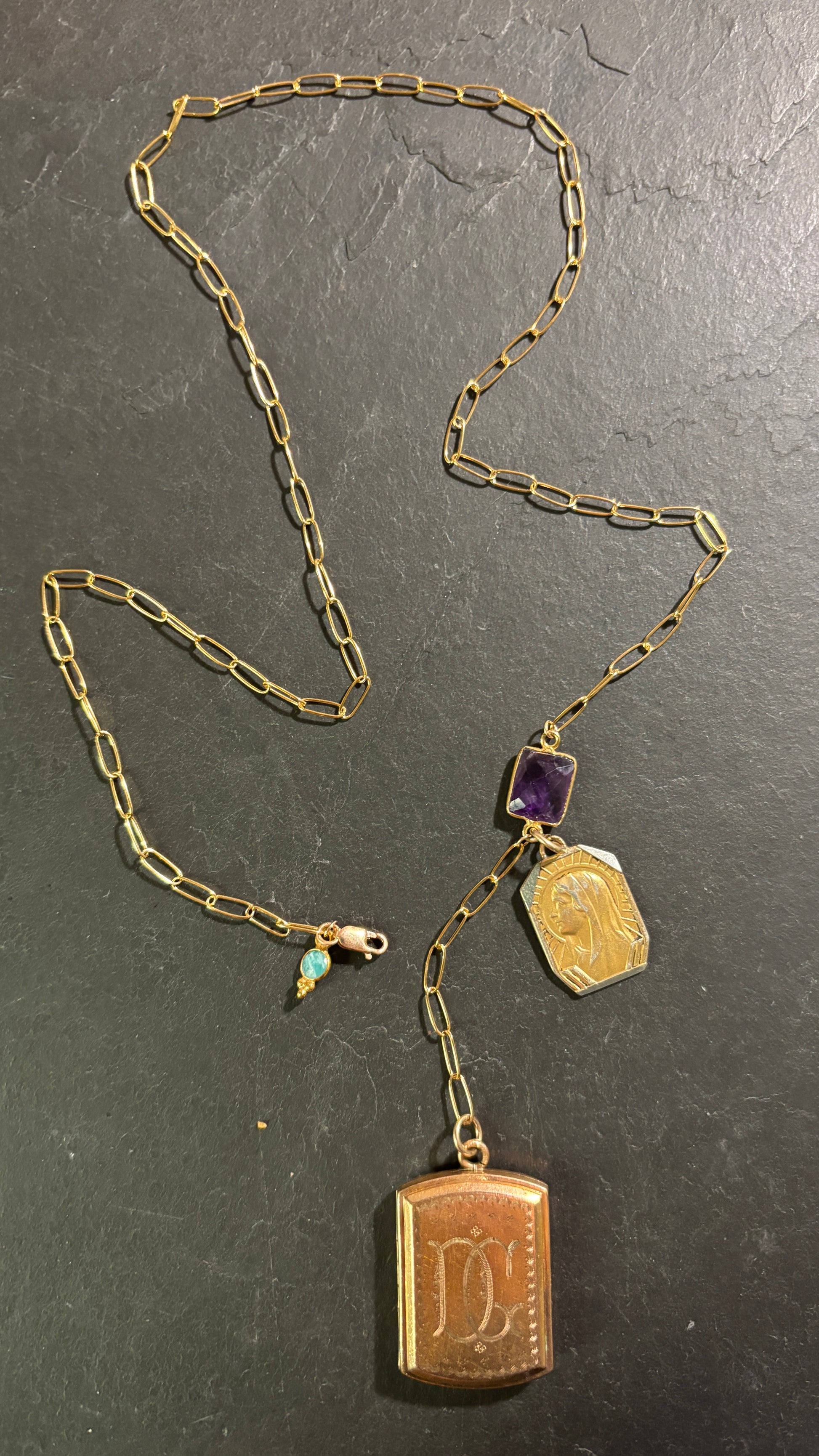 Collier lasso , améthyste et médaille à secret initiales DG. - blissparis