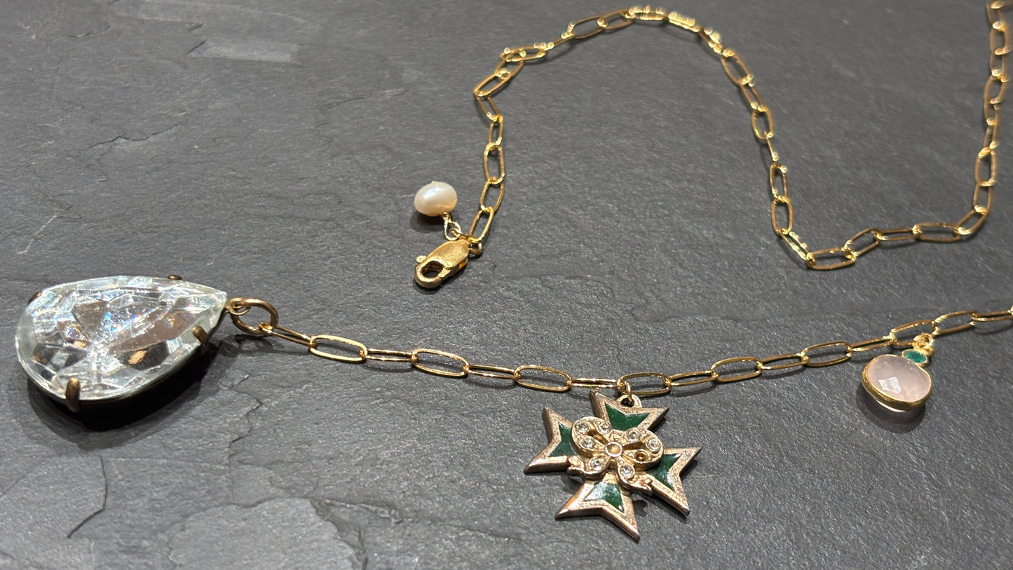 Collier lasso, large strass goutte, croix de Malte