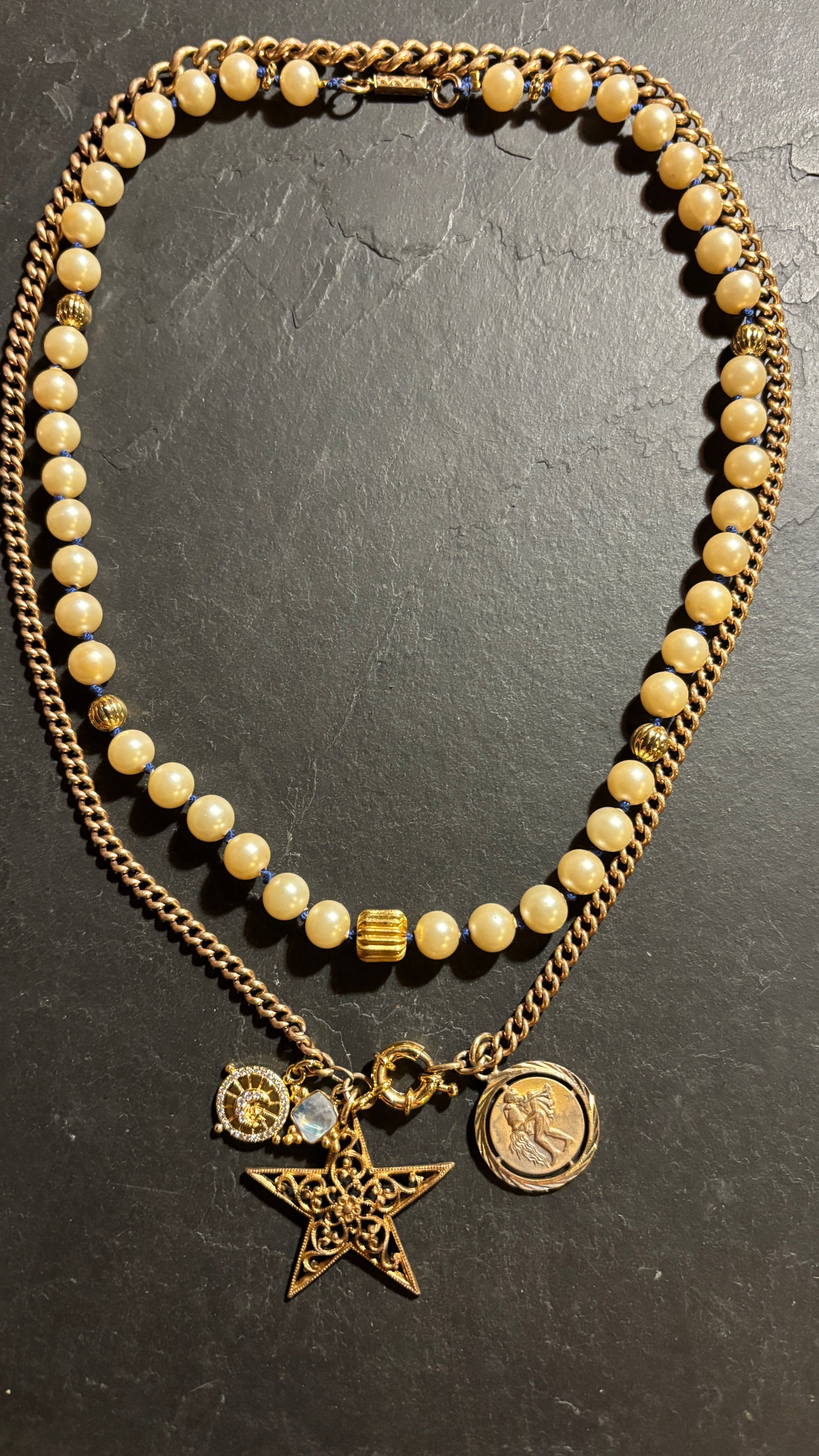 Collier de perles anciennes nouées sur fil bleu - blissparis
