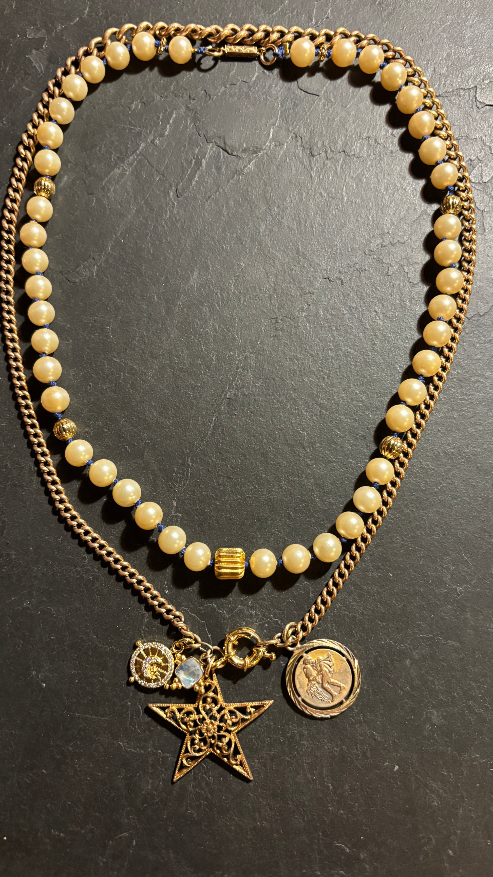 Collier de perles anciennes nouées sur fil bleu - blissparis