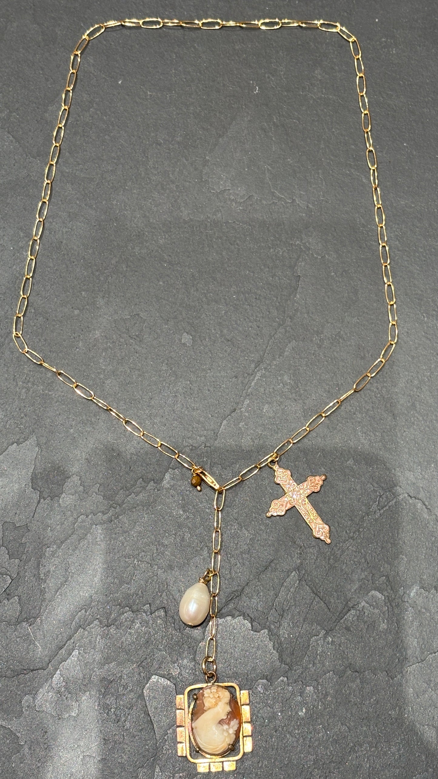 Collier lasso, Camée et croix émaillée
