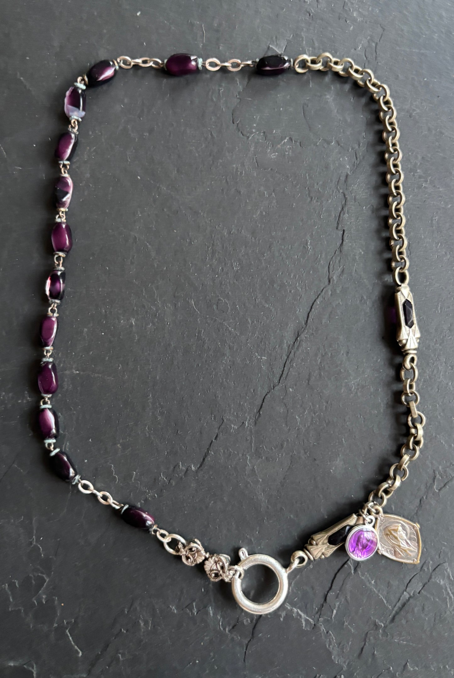 Collier chaîne de montre Art Deco , chapelet violet et médailles - blissparis