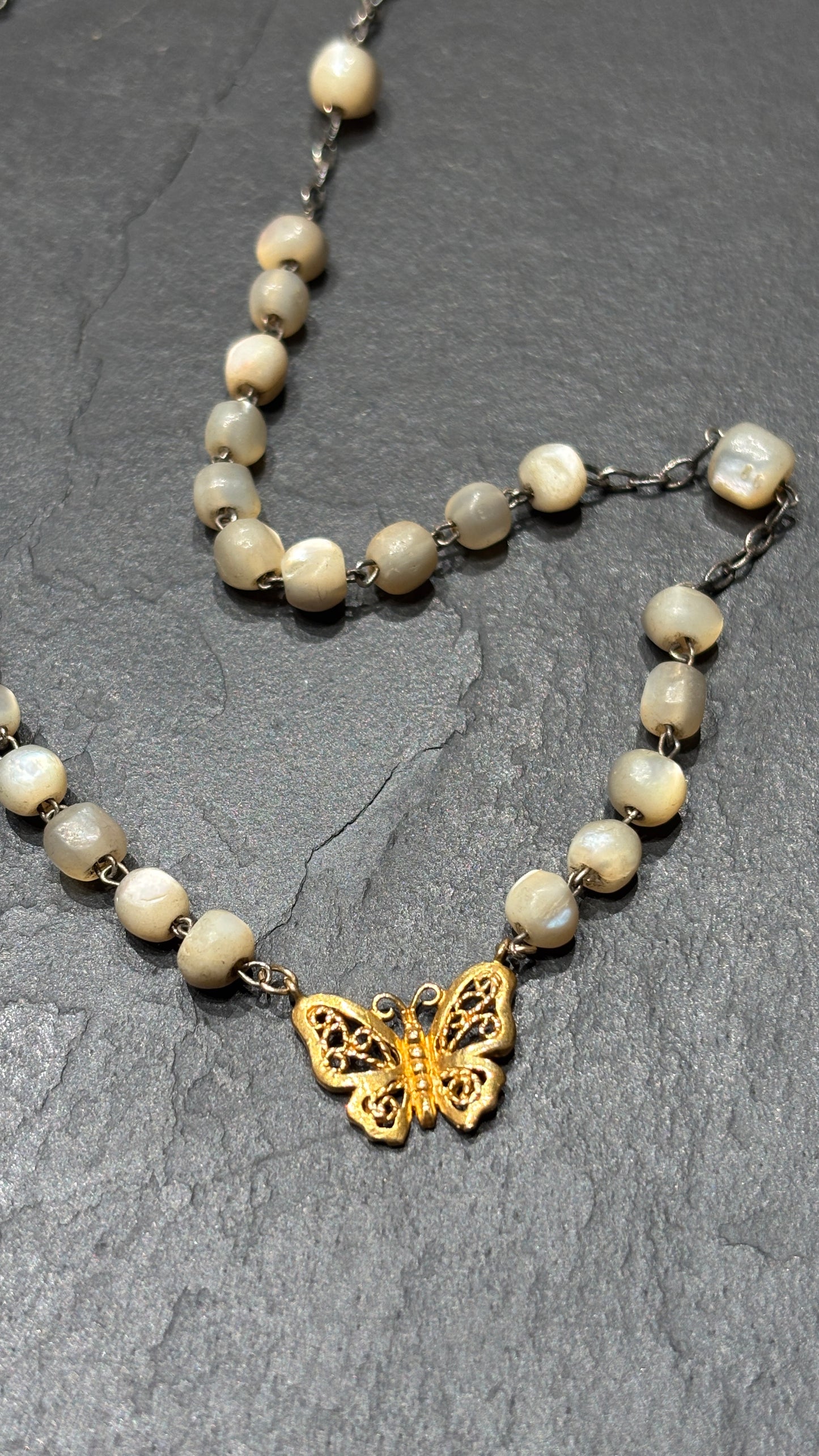 Collier chapelet en nacre et papillon en filigrane
