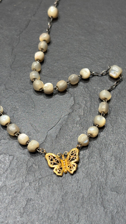 Collier chapelet en nacre et papillon en filigrane
