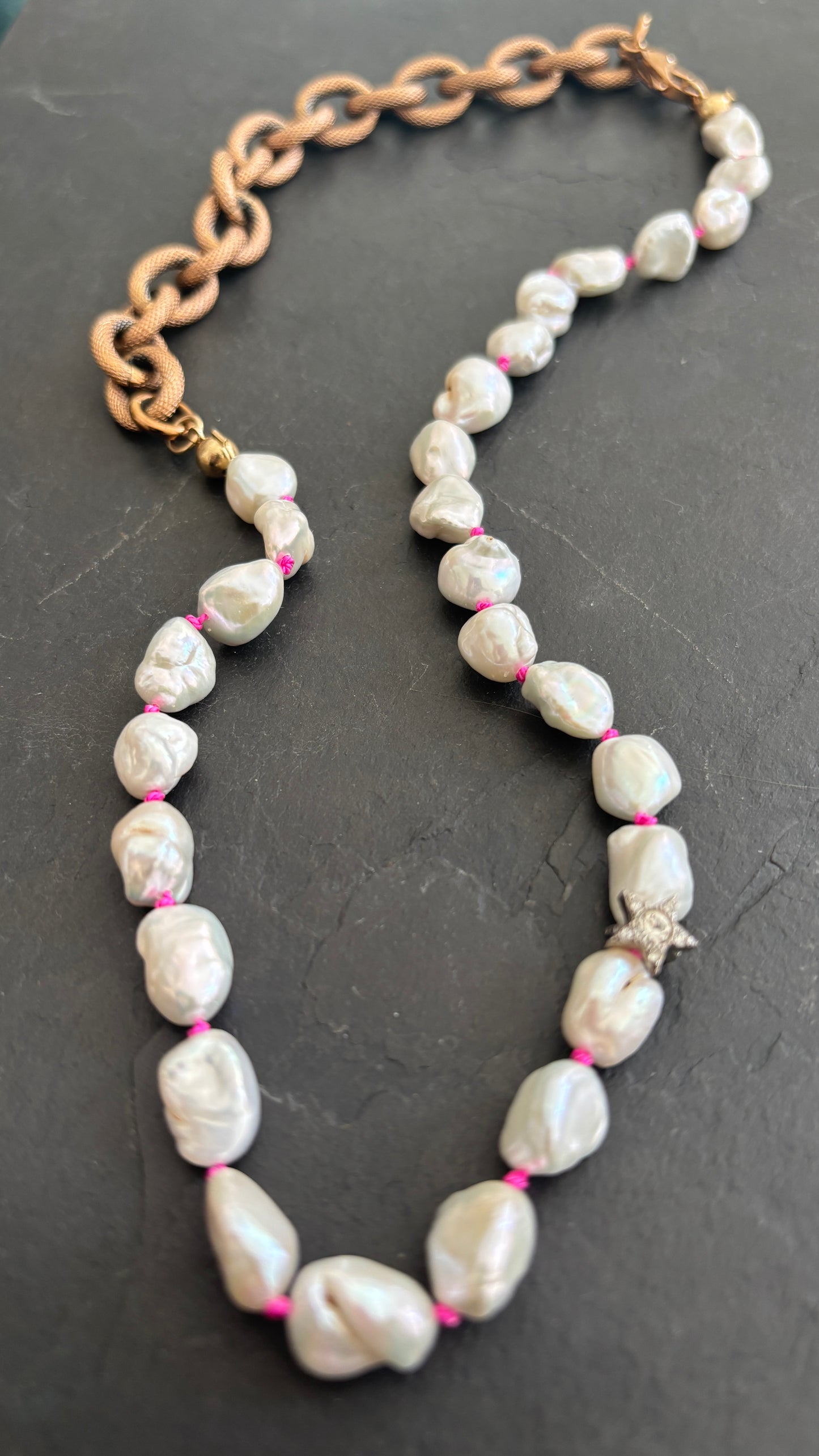Collier de perles baroques sur fil rose et large chaîne diamantée