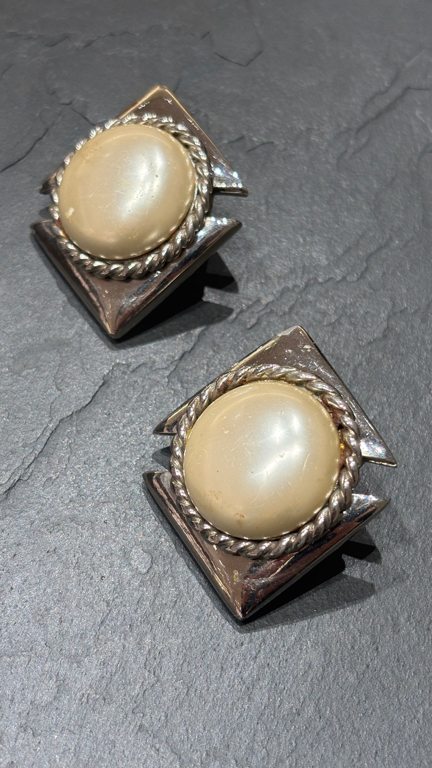 Clips vintage en métal argenté et perles fantaisie