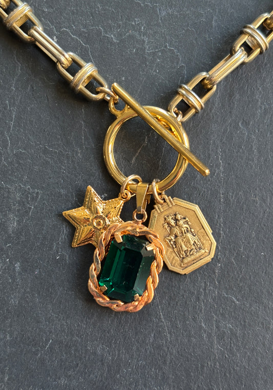 Collier chaîne 70s, pendentif en strass vert et médailles - blissparis