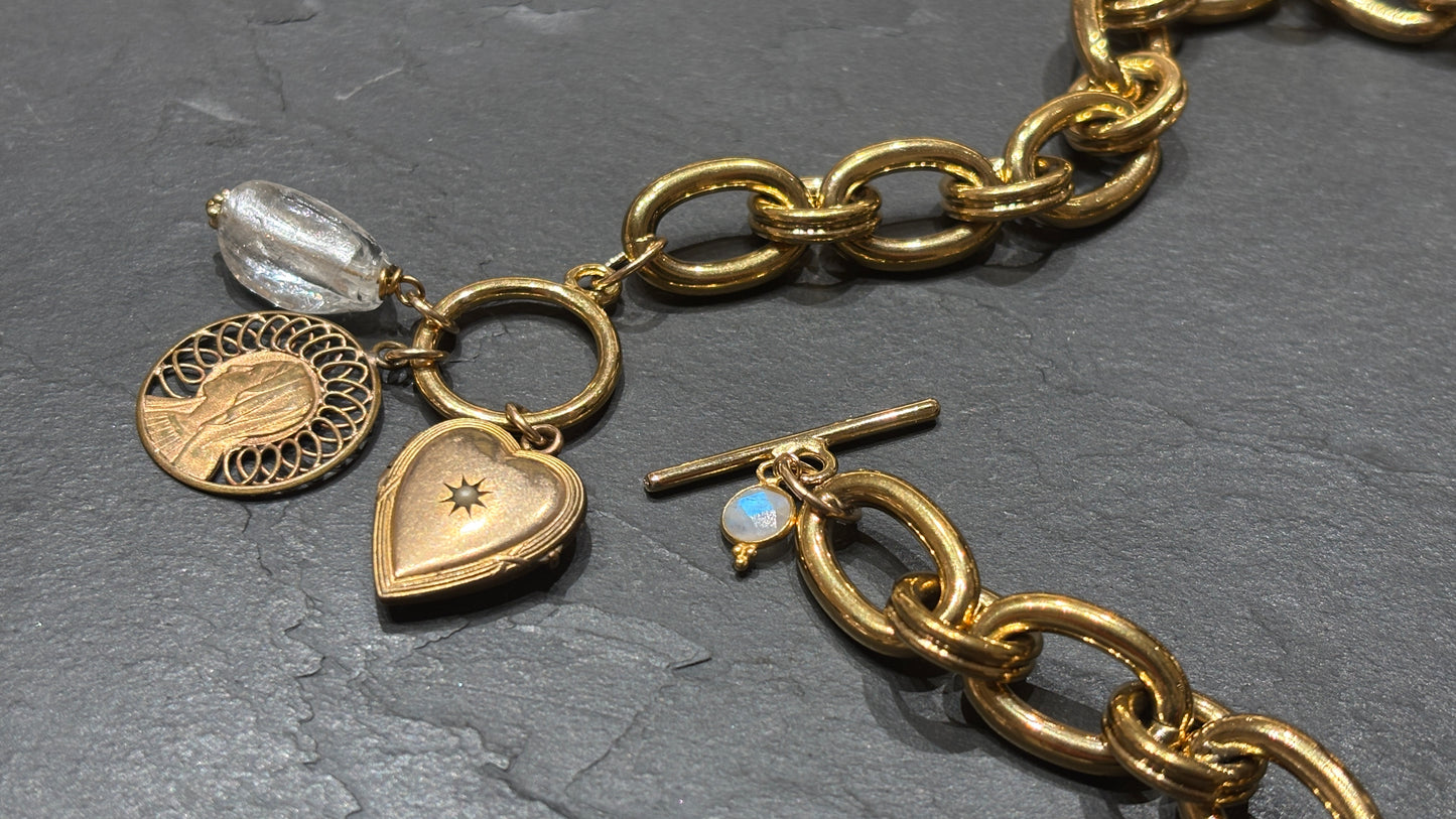 Collier grosse maille, pendentif à secret et Vierge au voile