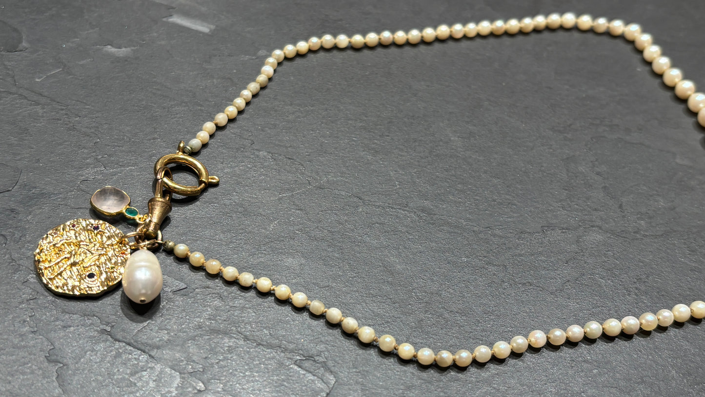 VERSAU. Collier de perles ancien, quartz rose et zodiaque