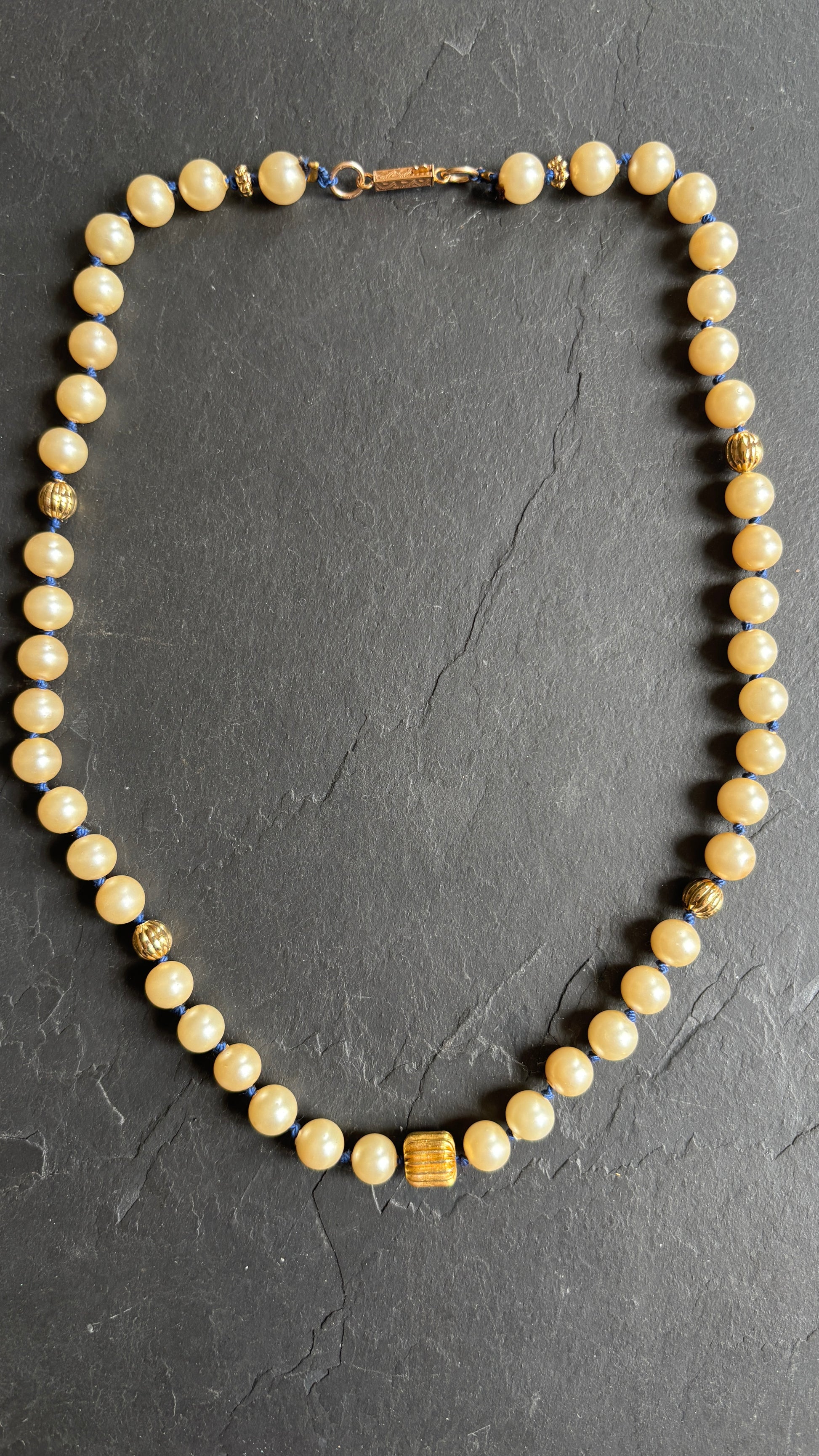 Collier de perles anciennes nouées sur fil bleu - blissparis