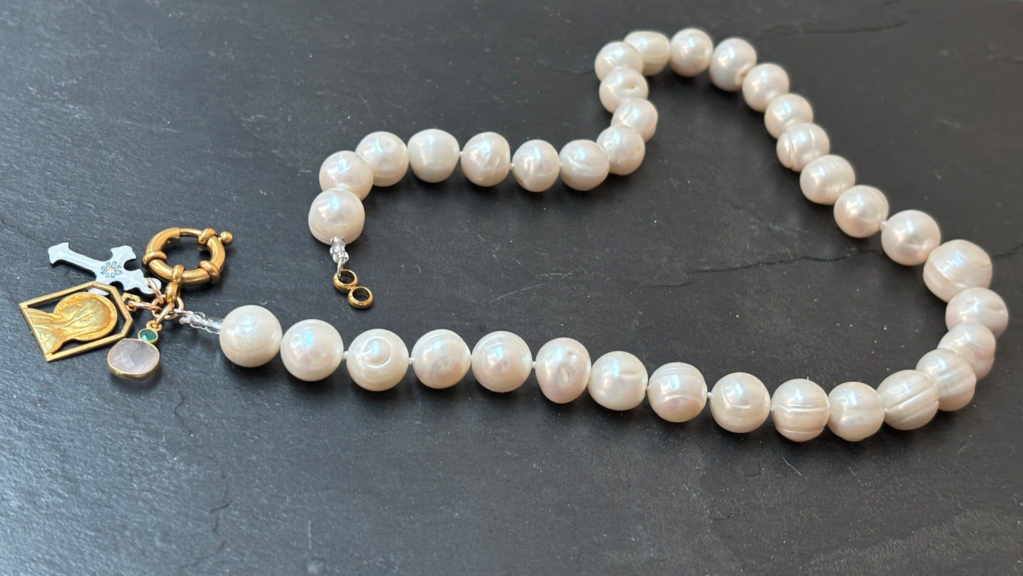 Collier de perles baroques, croix bretonne, Vierge au Voile et Quartz rose