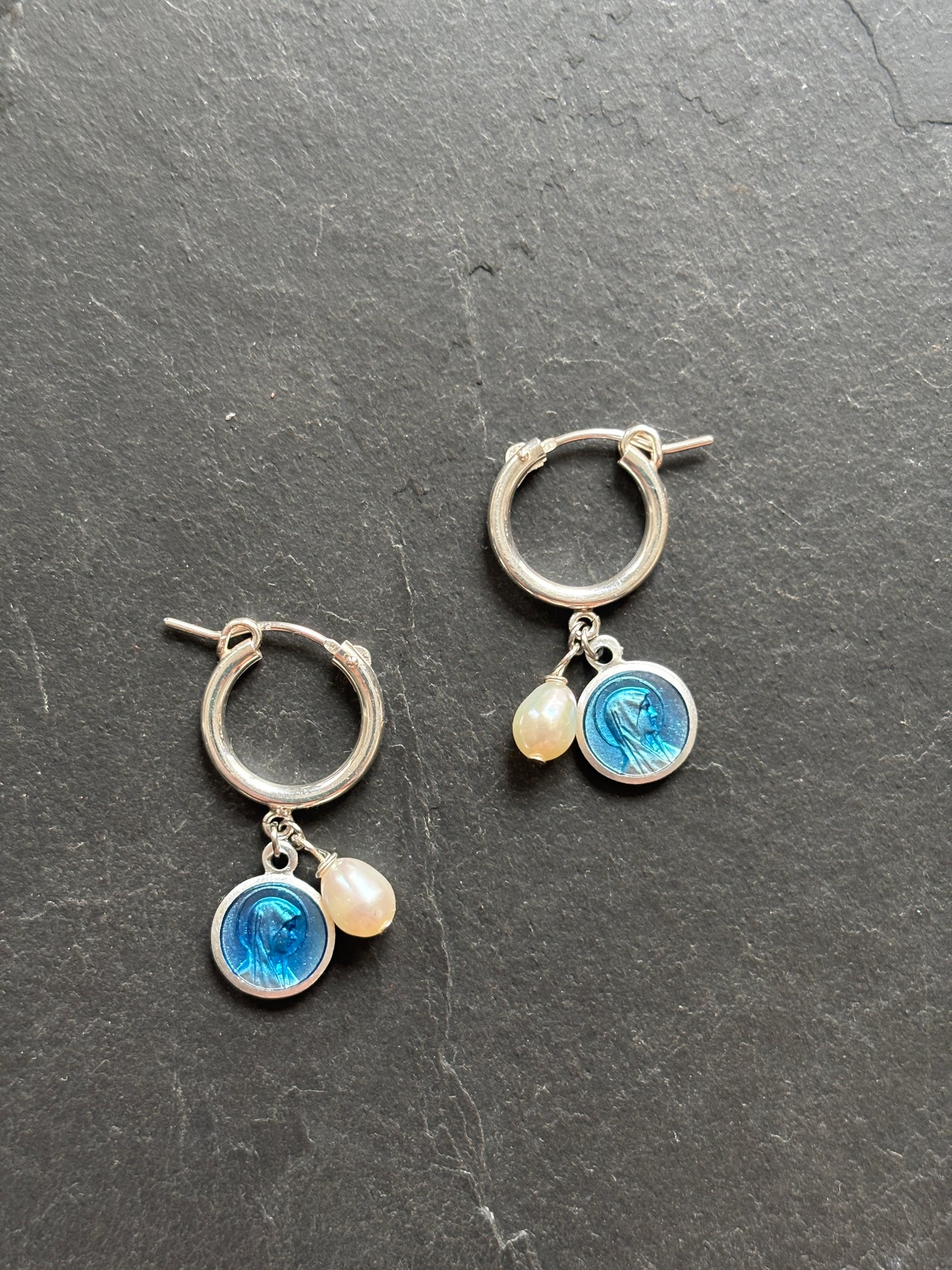 Mini créoles en argent , perles et médailles