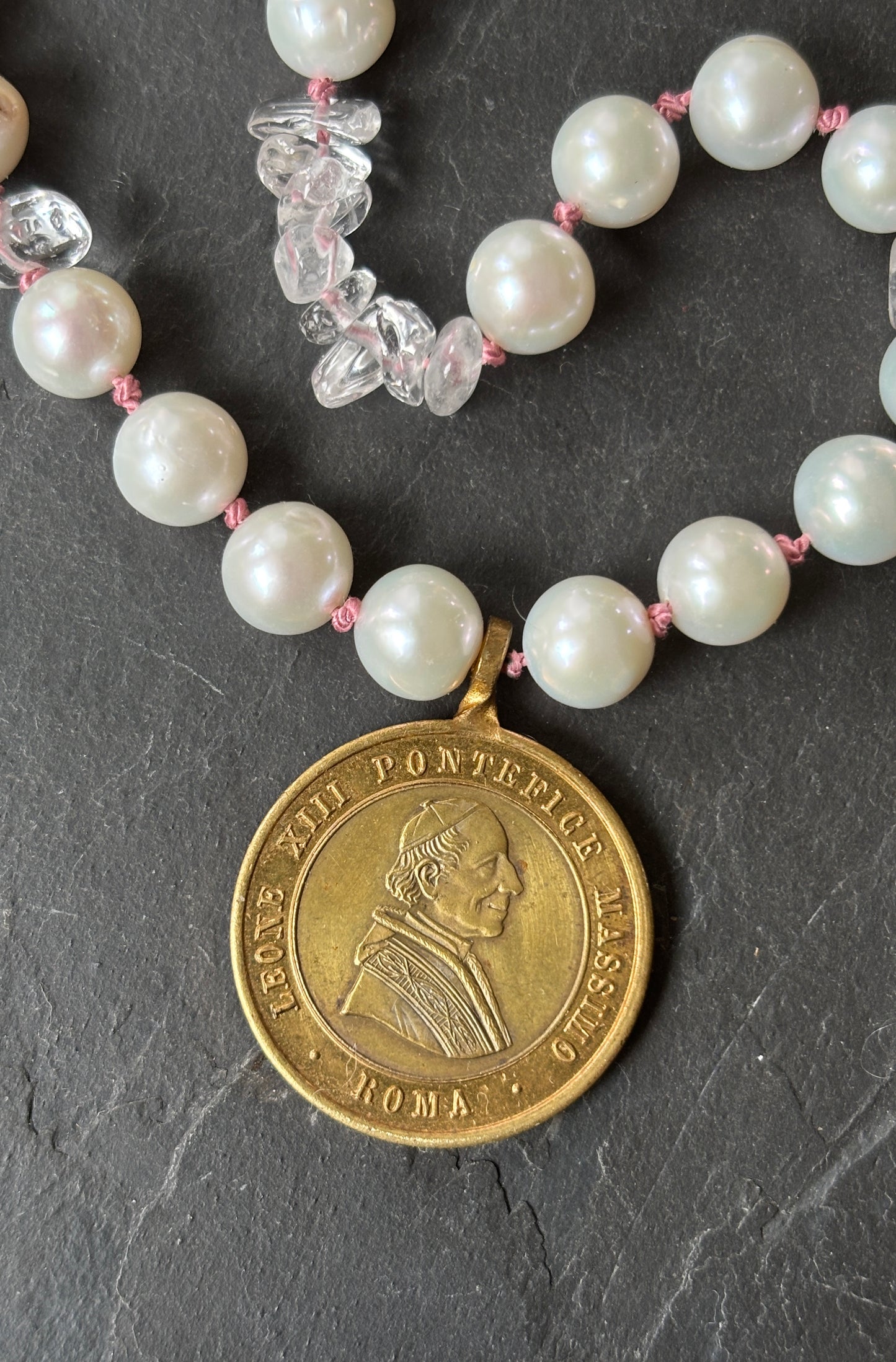 Collier de perles et cristal de roche noués, vierge ancienne - blissparis