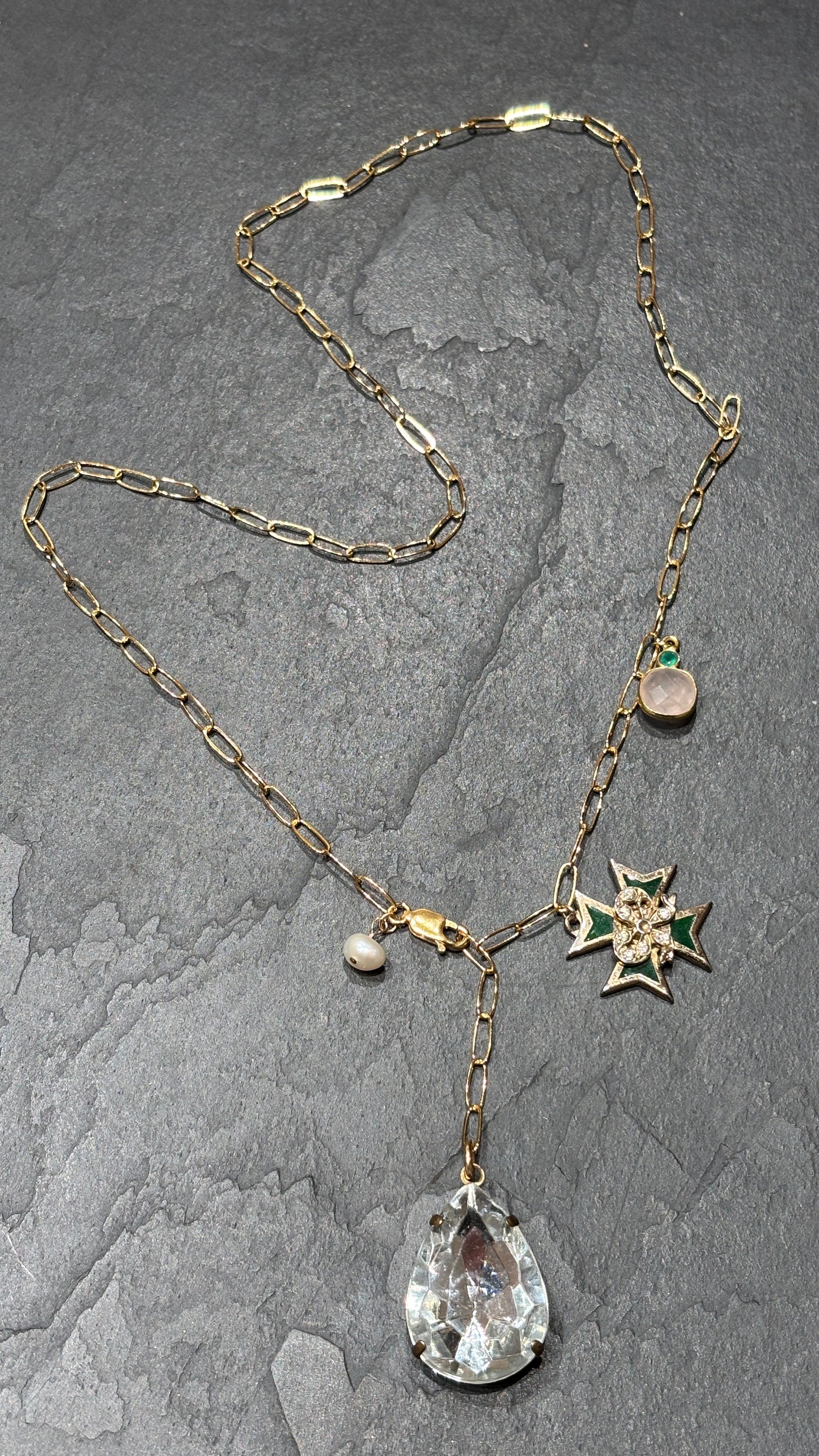 Collier lasso, large strass goutte, croix de Malte