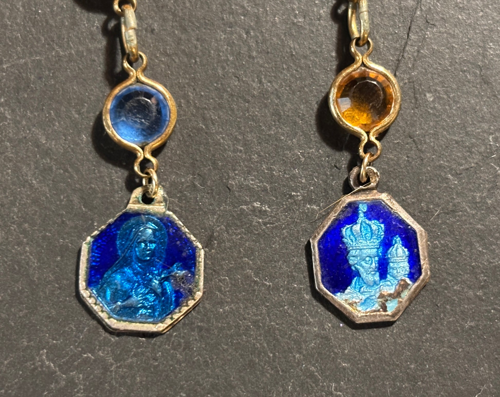 Pendants en verroterie de couleurs et médailles émaillées - blissparis