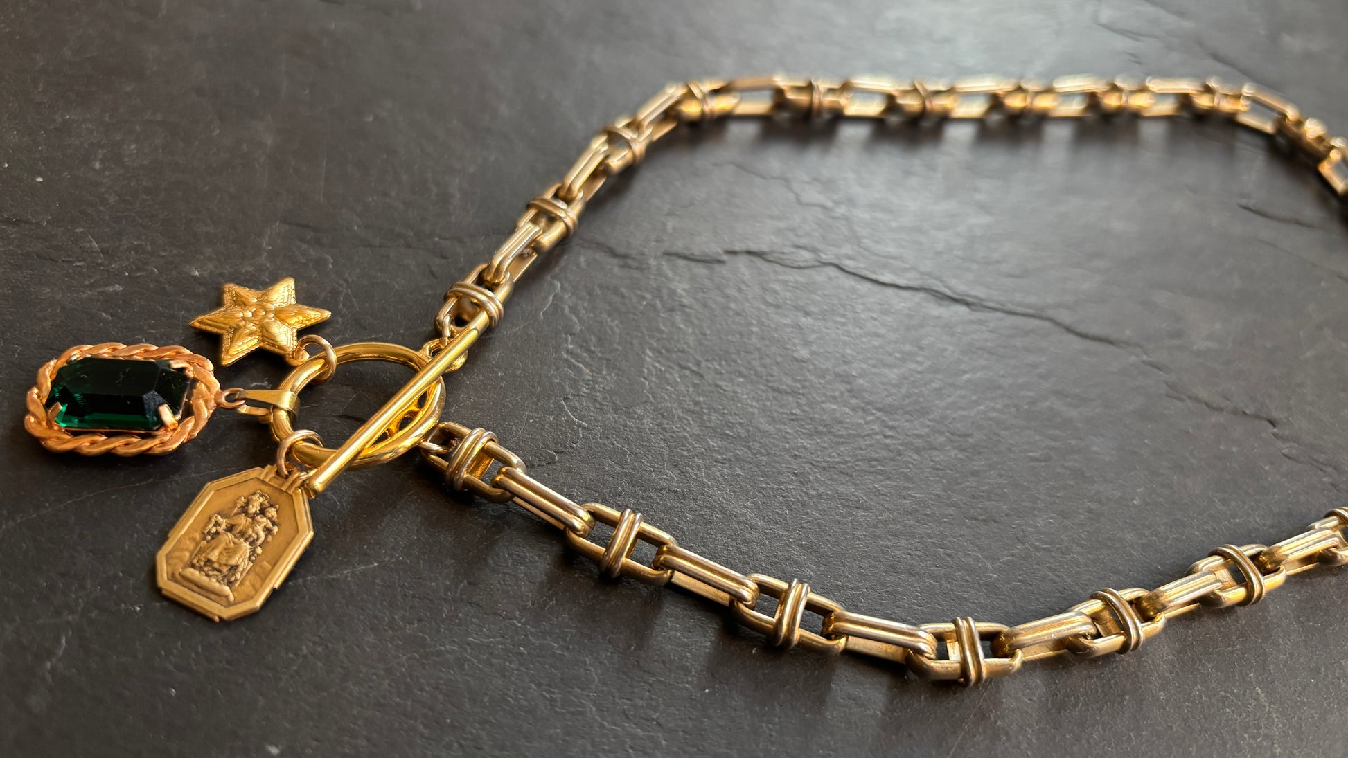 Collier chaîne 70s, pendentif en strass vert et médailles - blissparis