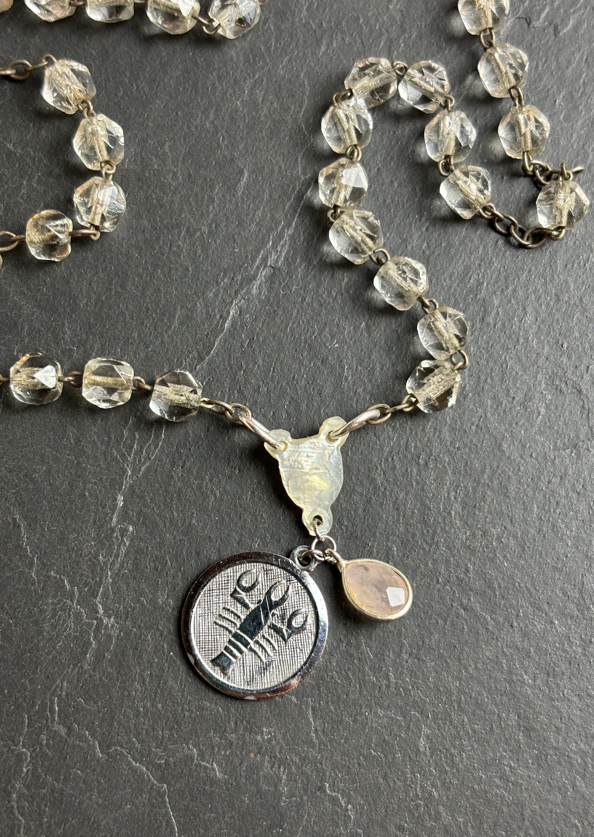 SCORPION . Collier chapelet , nacre et quartz rose - blissparis