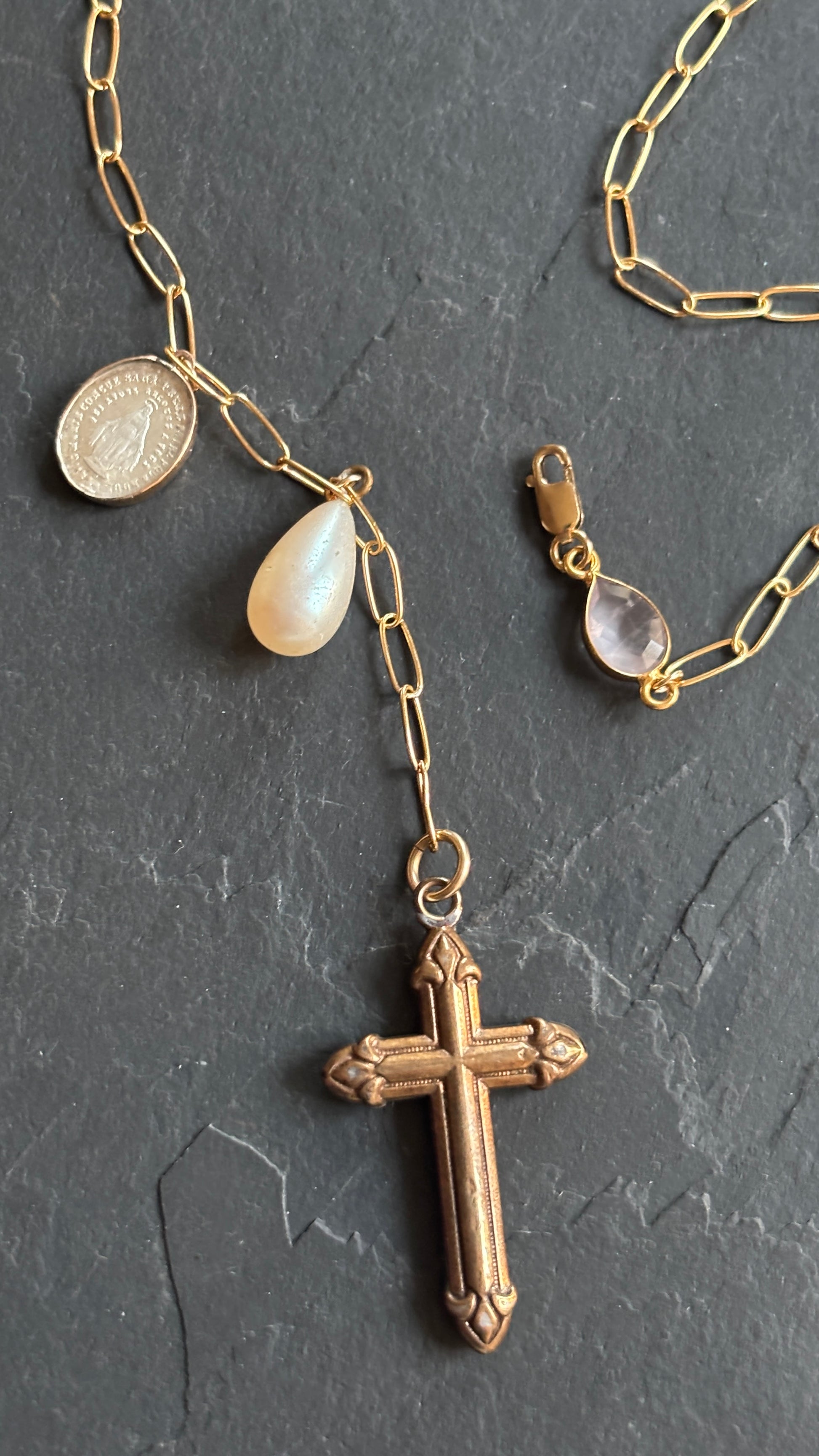 Collier lasso, croix, perle et médaille miraculeuse - blissparis
