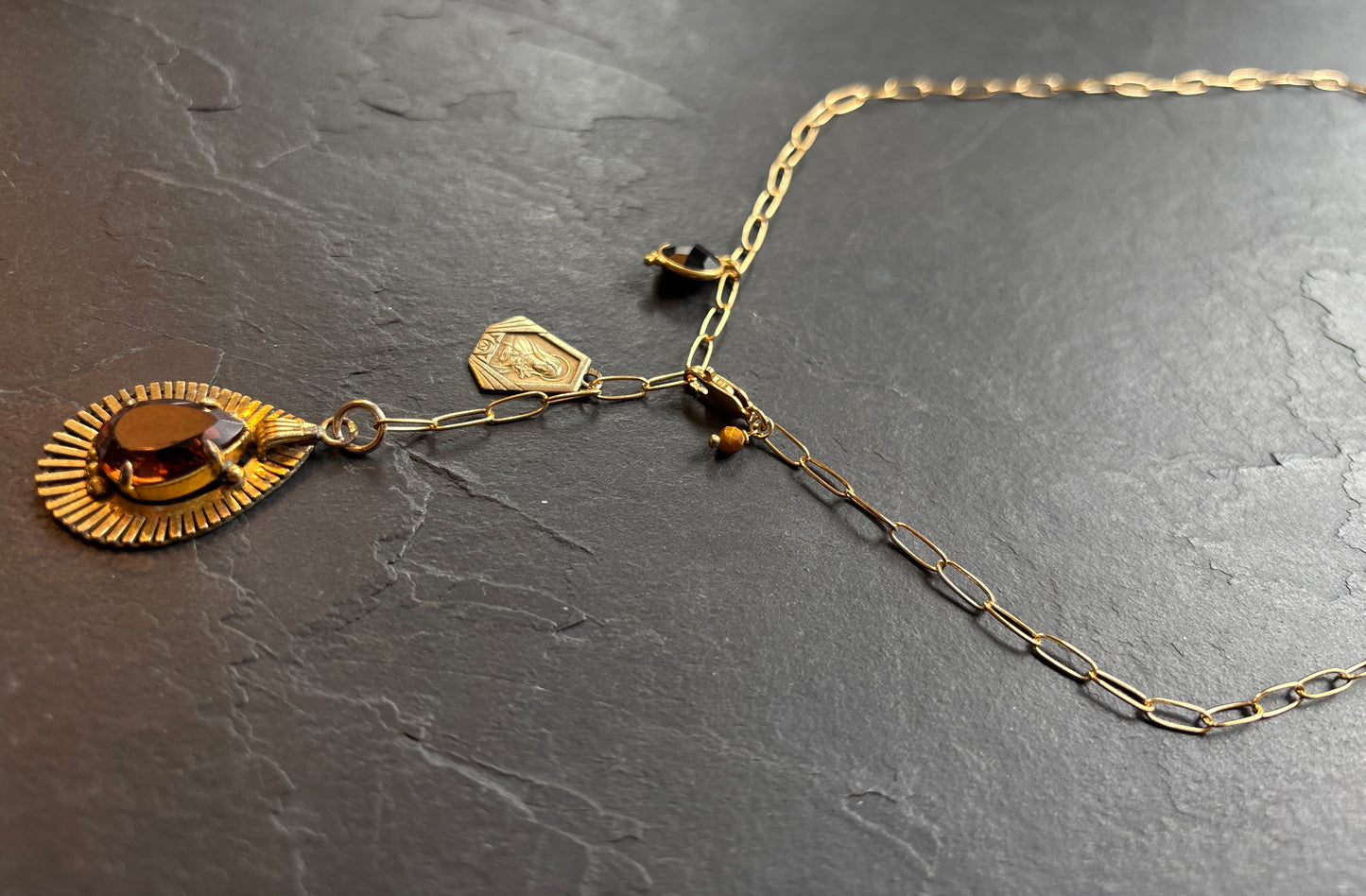Collier lasso médaillon 70, médaille de Ste Thérèse et quartz cognac - blissparis