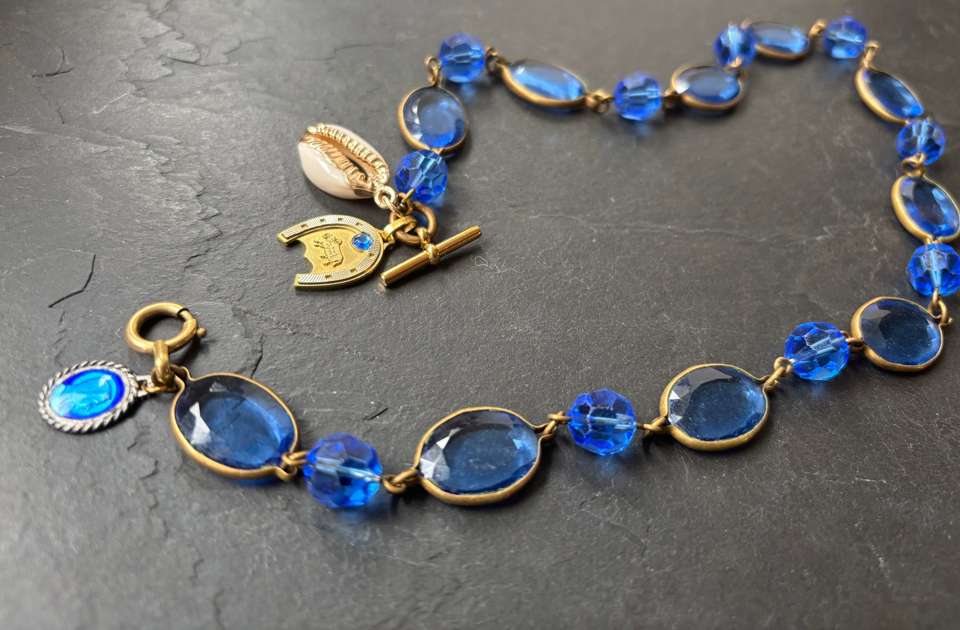 BELIER. Collier en verre bleu, médaille du zodiaque et coquillage. - blissparis