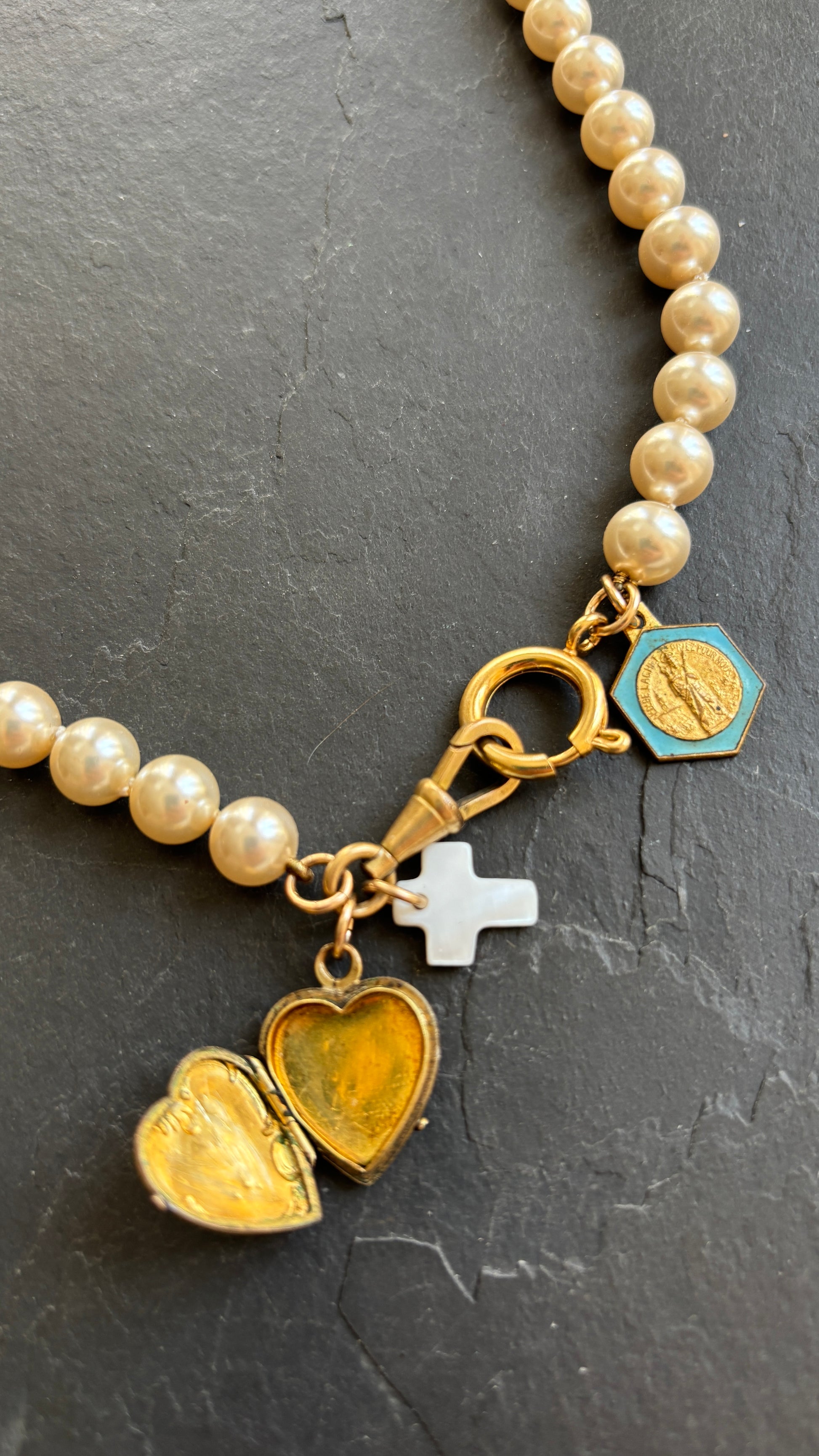 Collier de perles, cœur à secret et médaille de ND de Lachet - blissparis