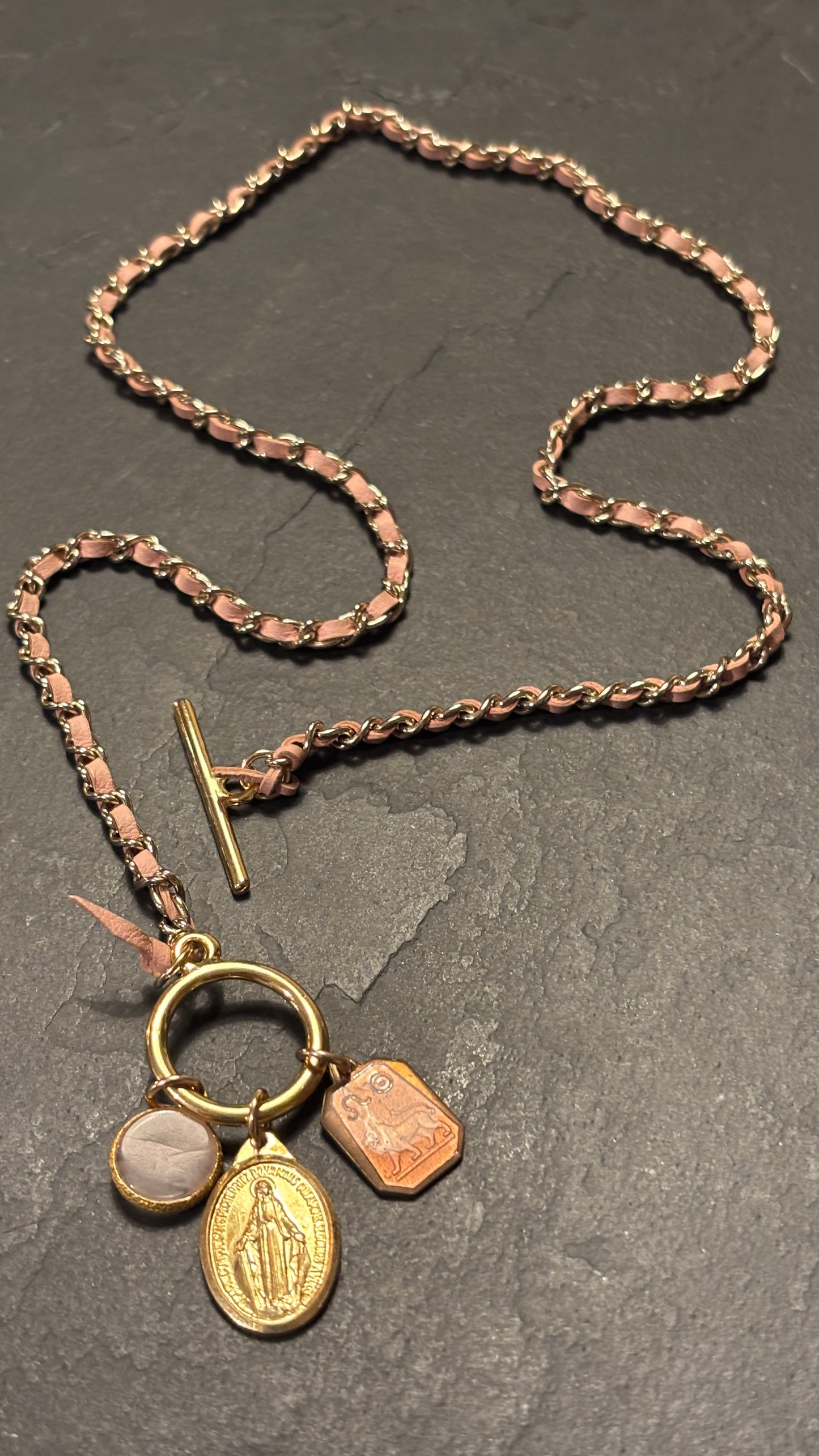 LION. Collier chaîne et cuir rose, quartz et médailles - blissparis