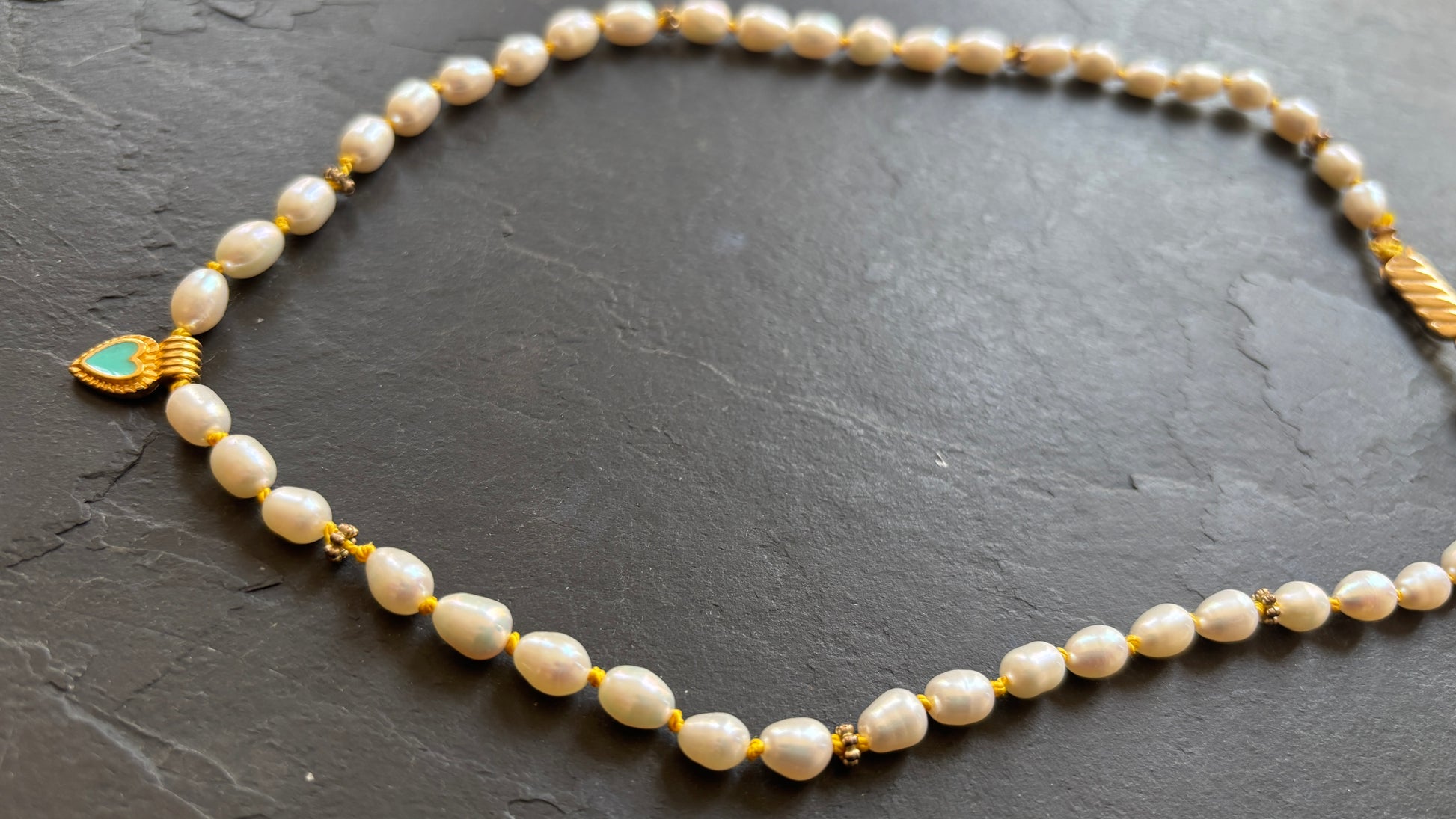 Collier de perles upcyclees sur fil de soie jaune - blissparis