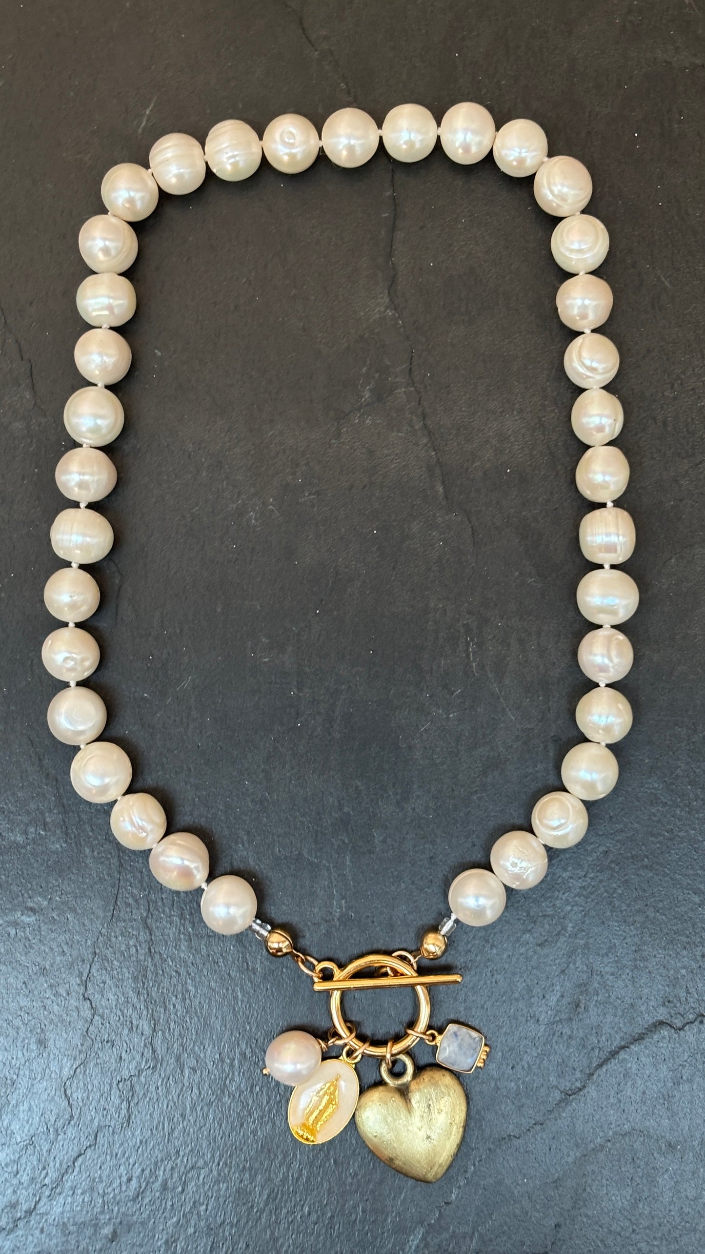 Collier de perles baroques, cœur 80s, Médaille Miraculeuse et Pierre de Lune