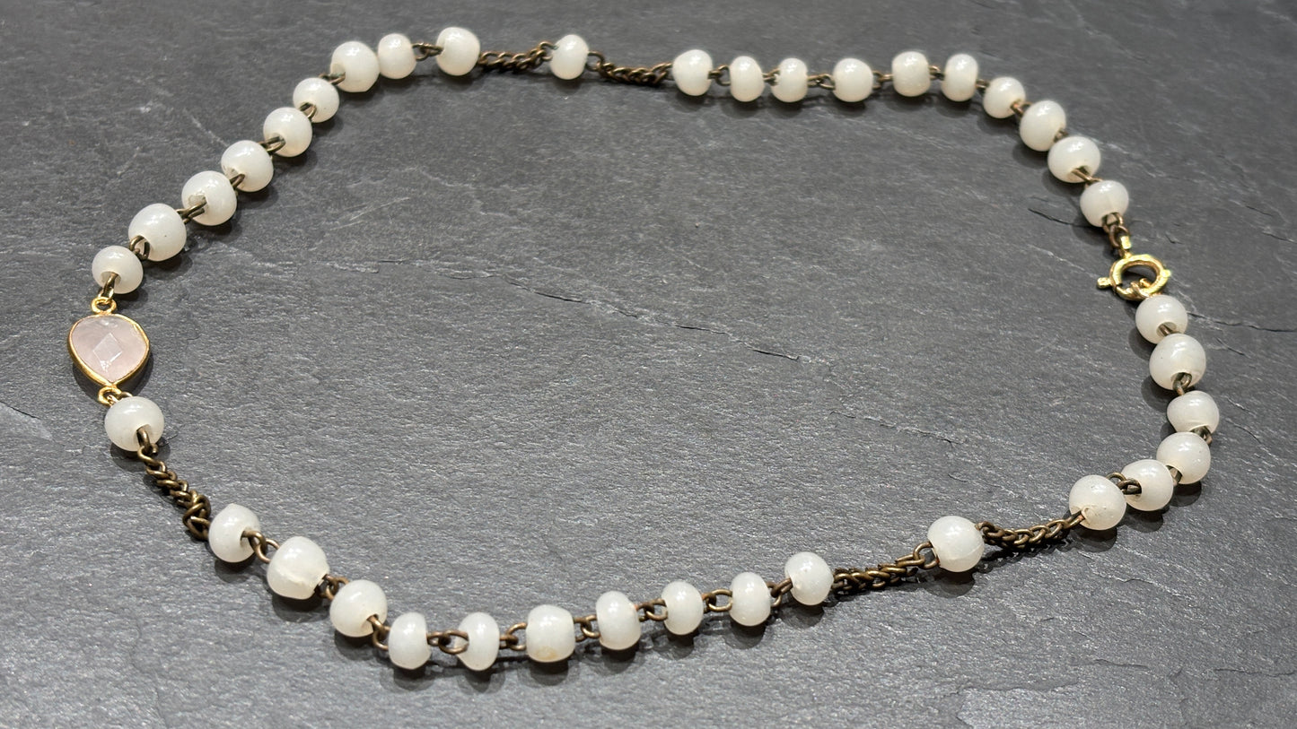 Collier chapelet blanc et goutte en quartz rose