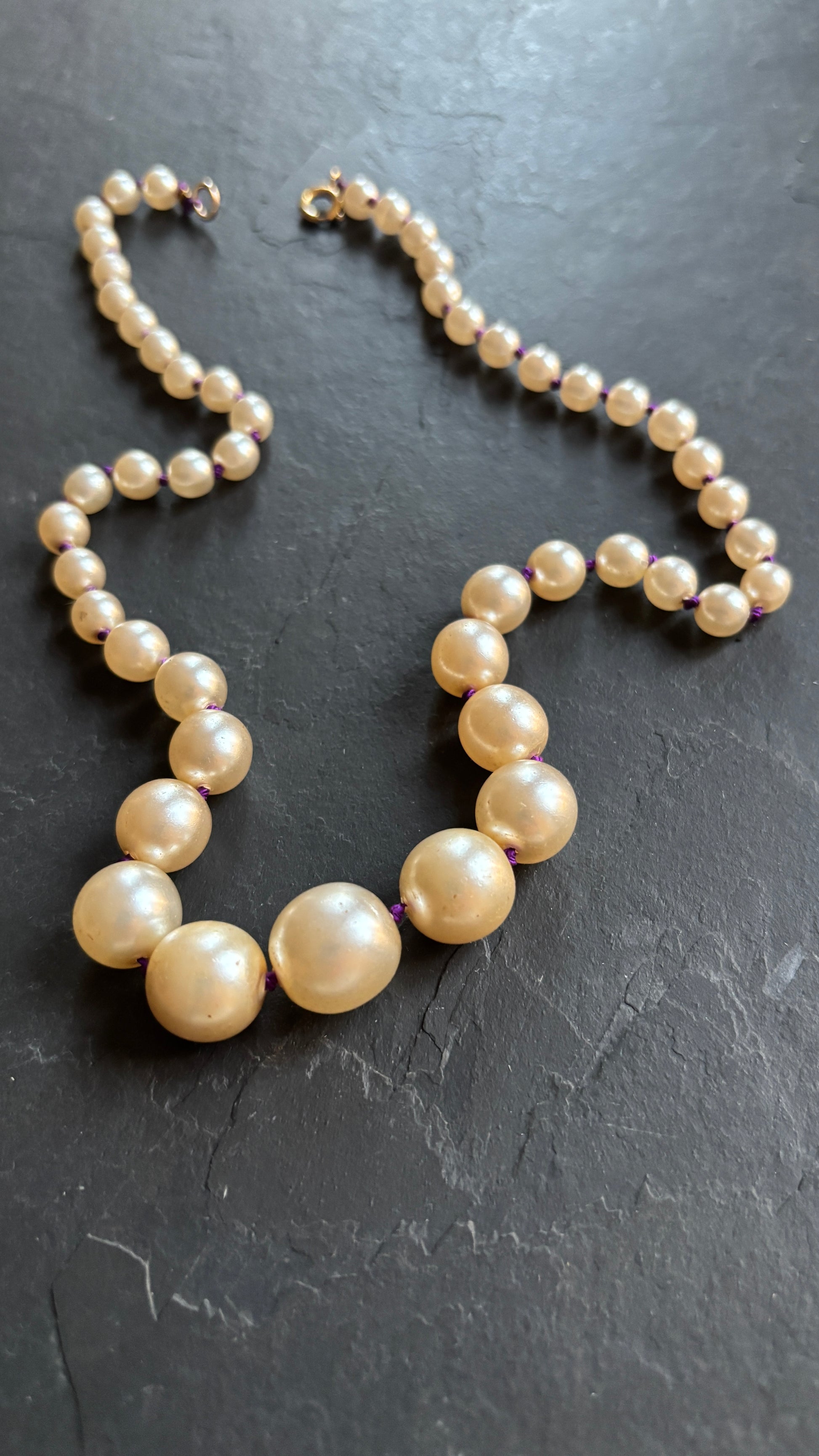 Collier de perles noué sur fil violet - blissparis