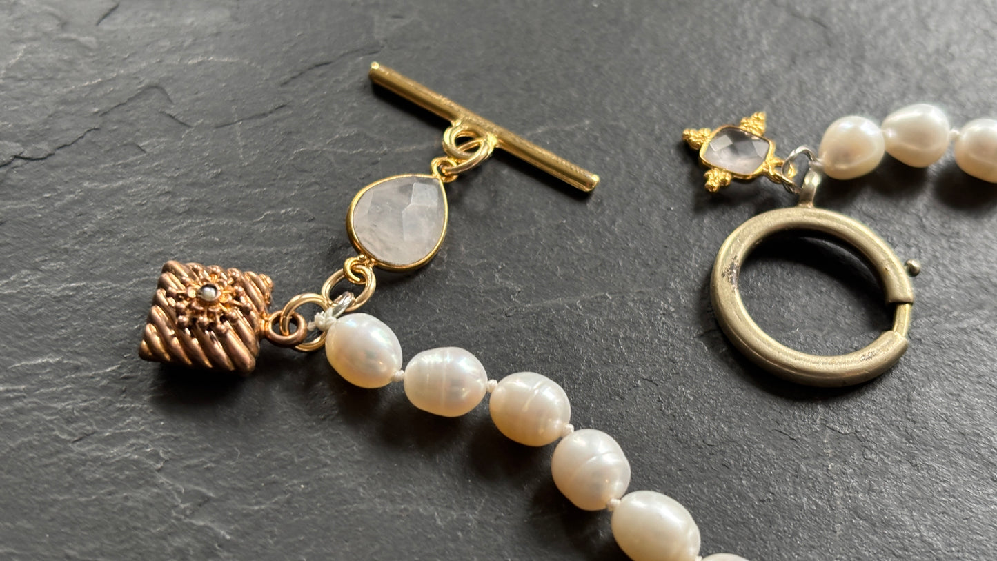 Collier de perles d’eau douce, quartz rose et médaillon ancien