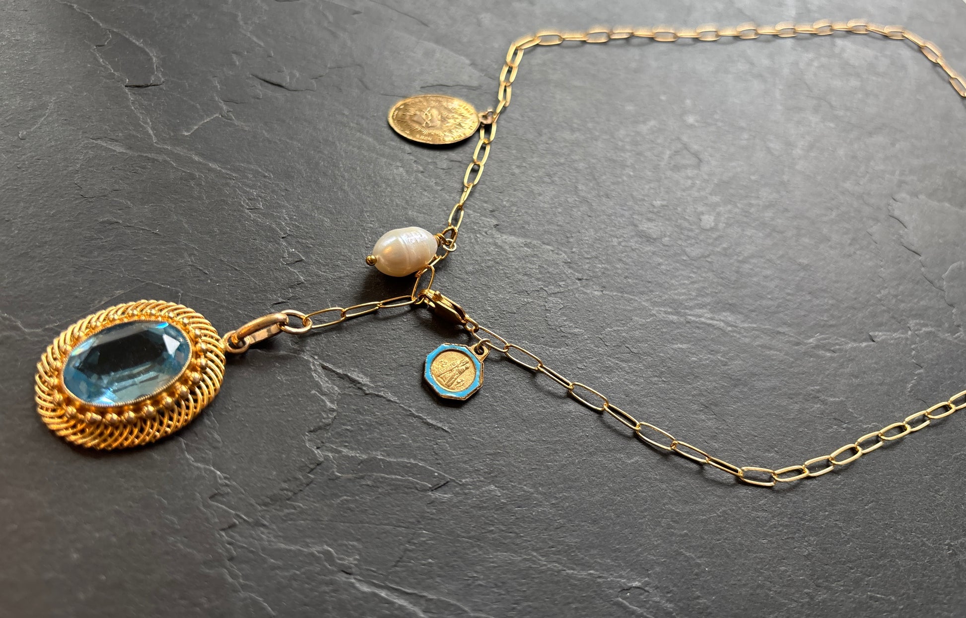 Collier lasso, médaillon en Topaze années 50, Vierge émaillée et perle baroque - blissparis