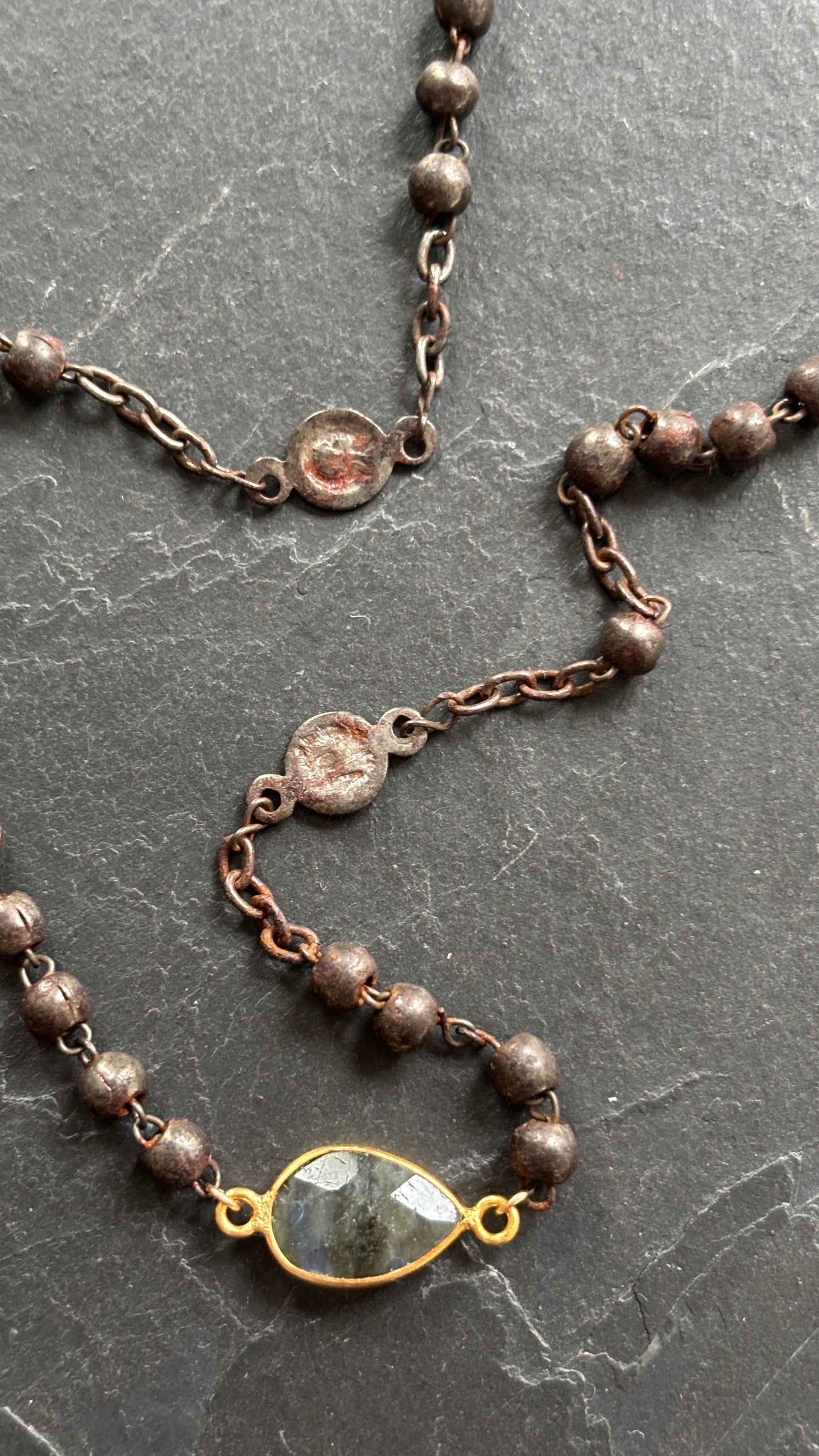 Collier chapelet en acier noirci et labradorite