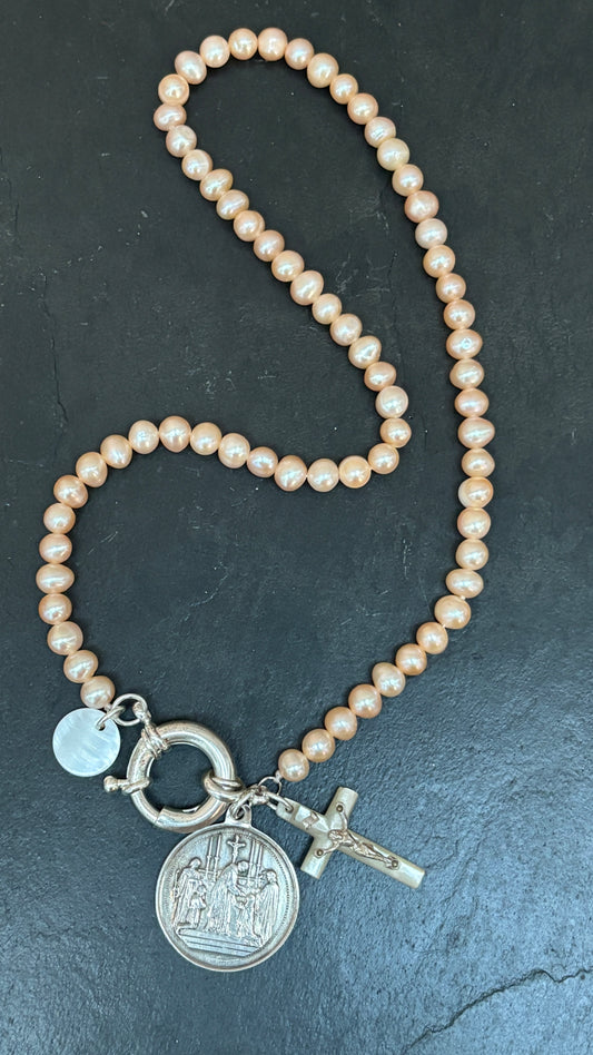 Collier de perles baroques rosées, médaille de Communion de 1879, croix de nacre