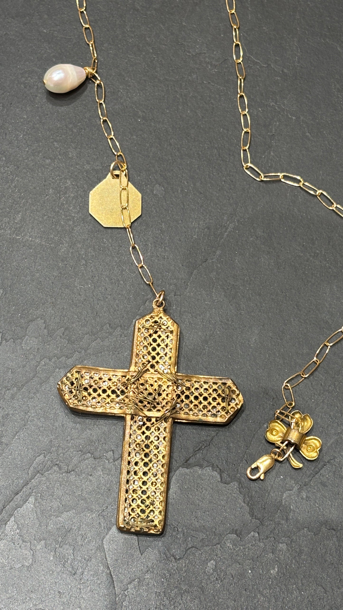 Collier lasso, trèfle et croix perlée