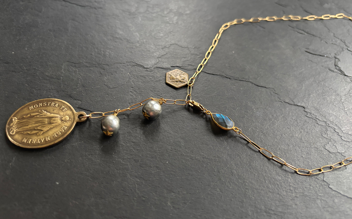 Collier lasso perles grises et médaillon de sainte Marie