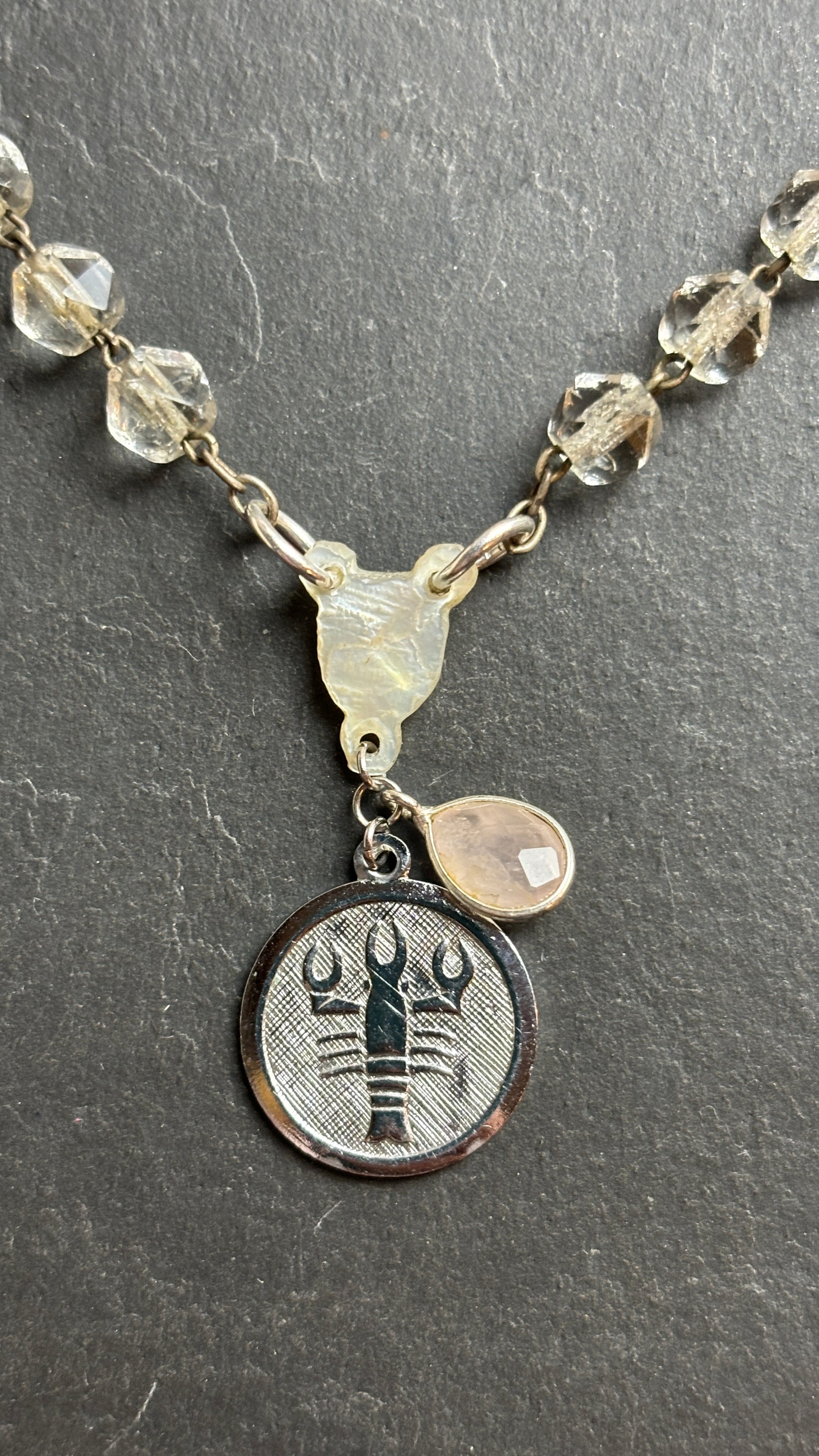 SCORPION . Collier chapelet , nacre et quartz rose - blissparis
