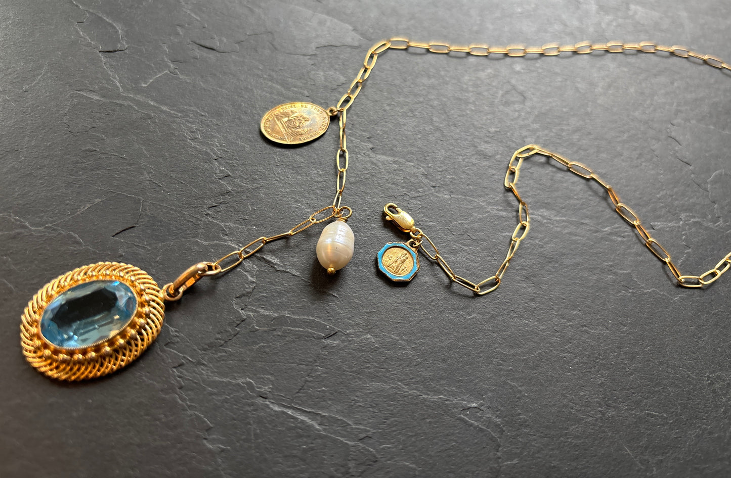 Collier lasso, médaillon en Topaze années 50, Vierge émaillée et perle baroque - blissparis