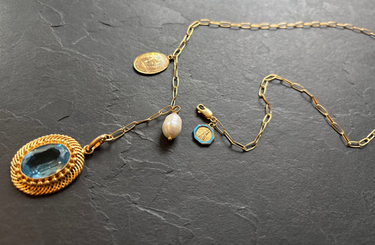 Collier lasso, médaillon en Topaze années 50, Vierge émaillée et perle baroque - blissparis
