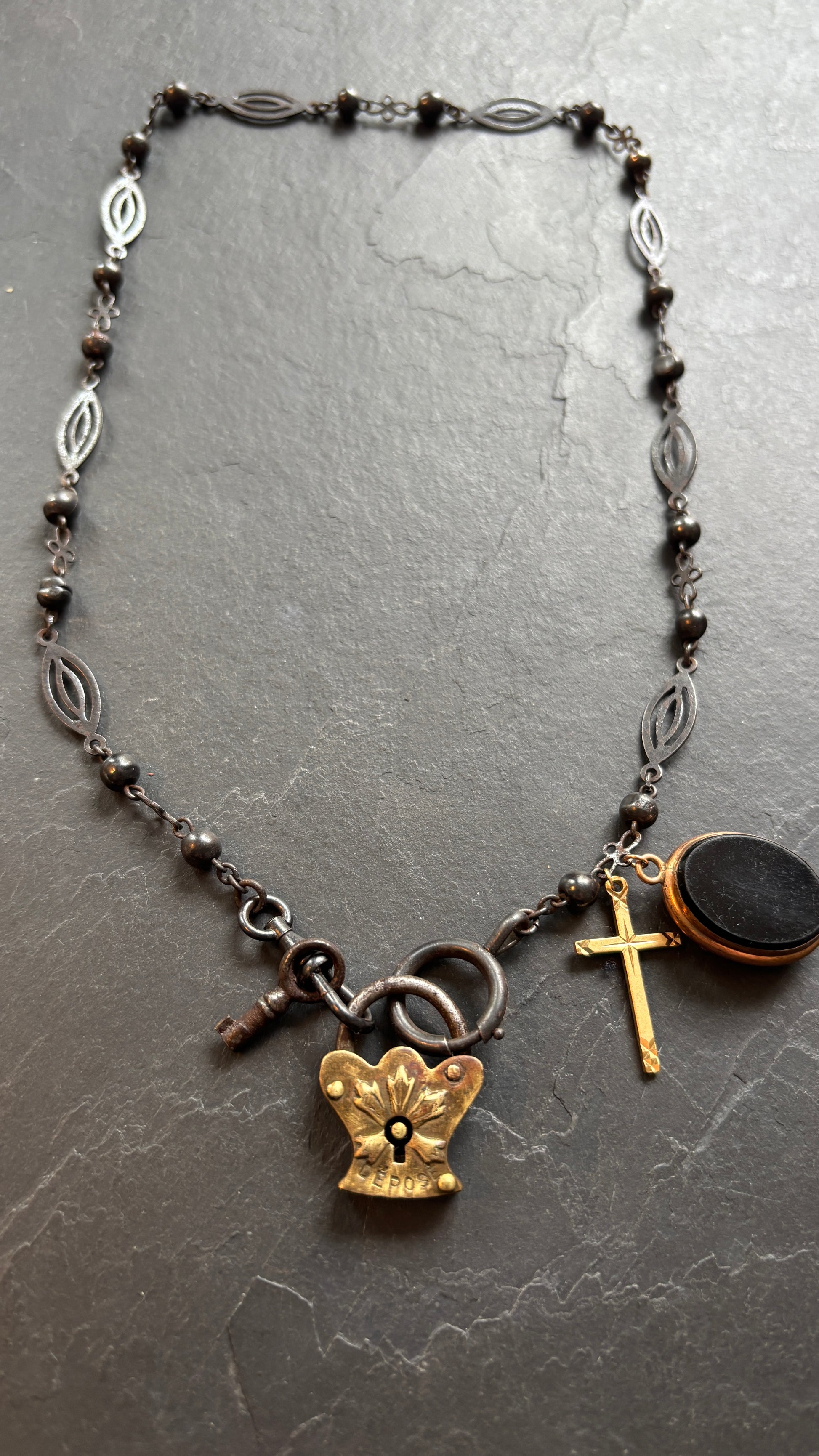Collier chaîne de montre, cadenas, croix et médaillon à secret - blissparis