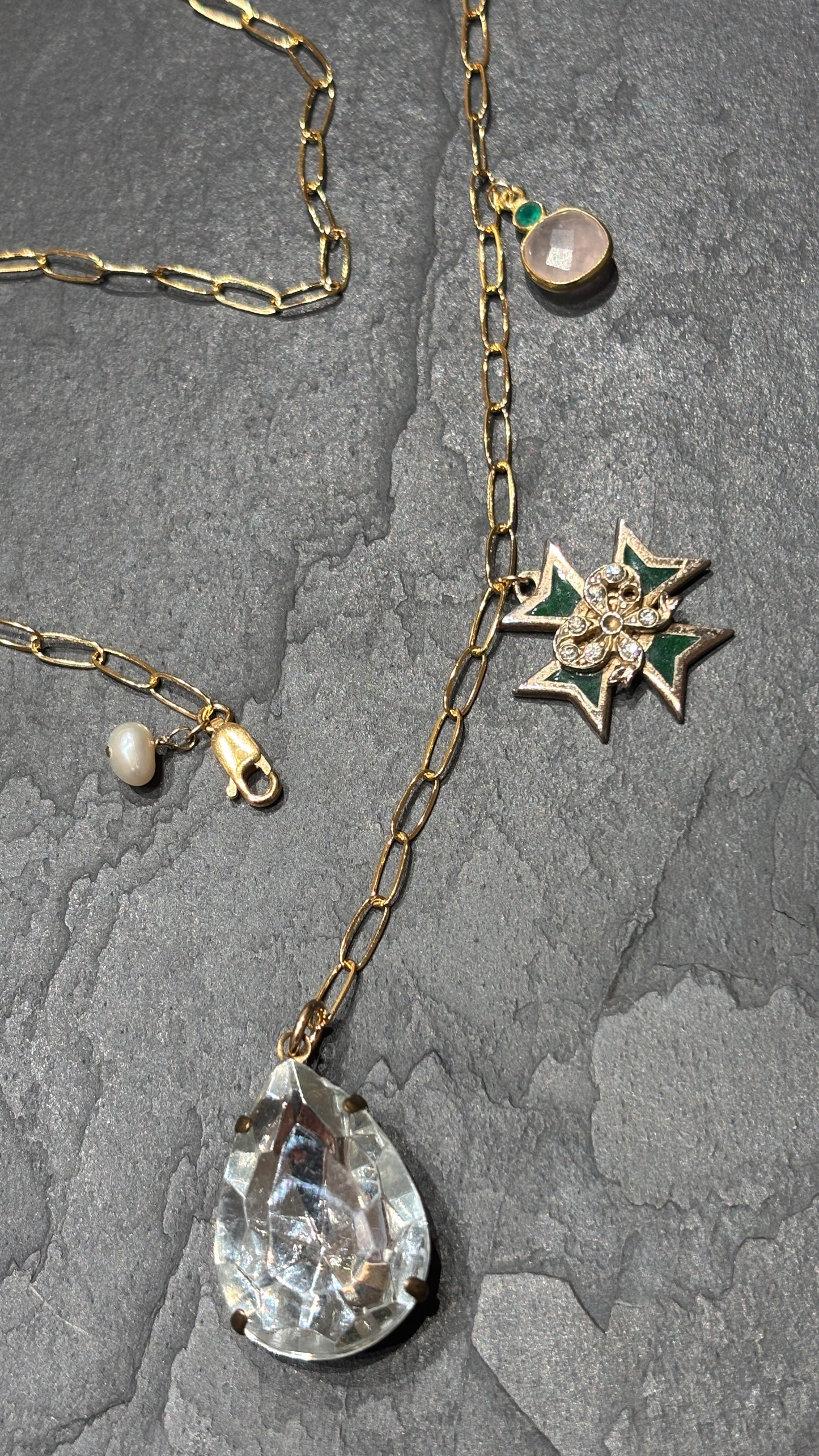 Collier lasso, large strass goutte, croix de Malte