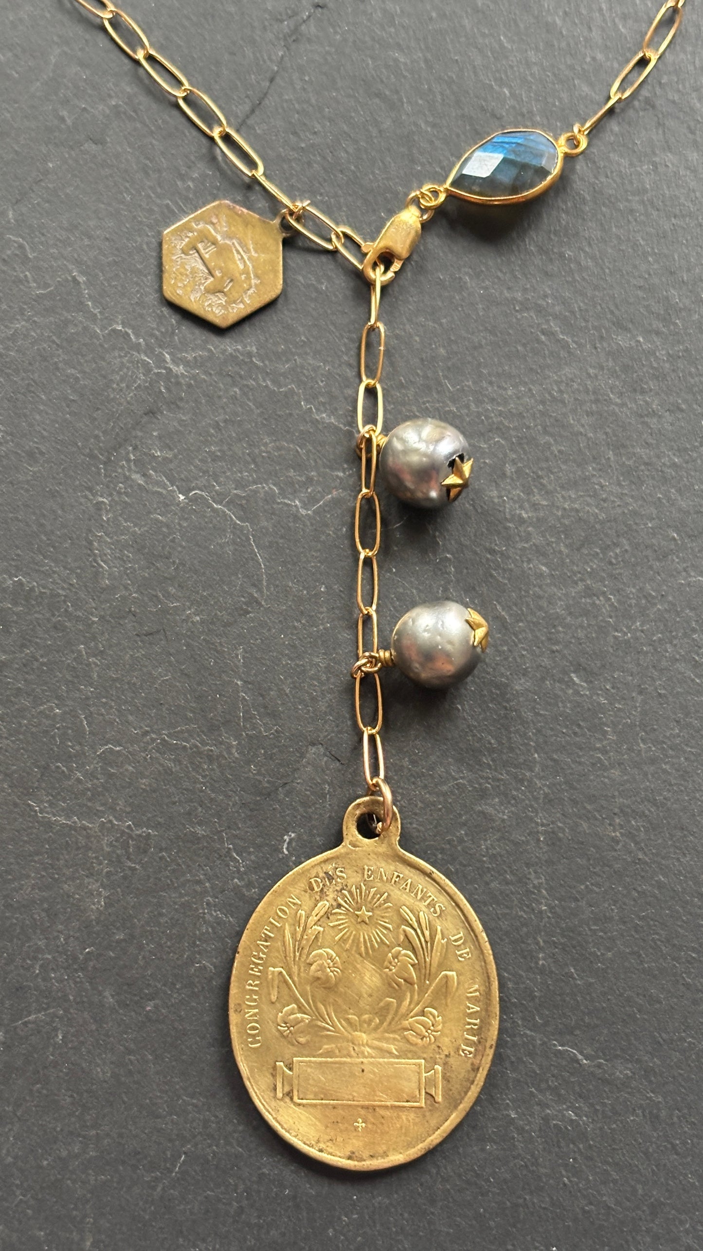 Collier lasso perles grises et médaillon de sainte Marie
