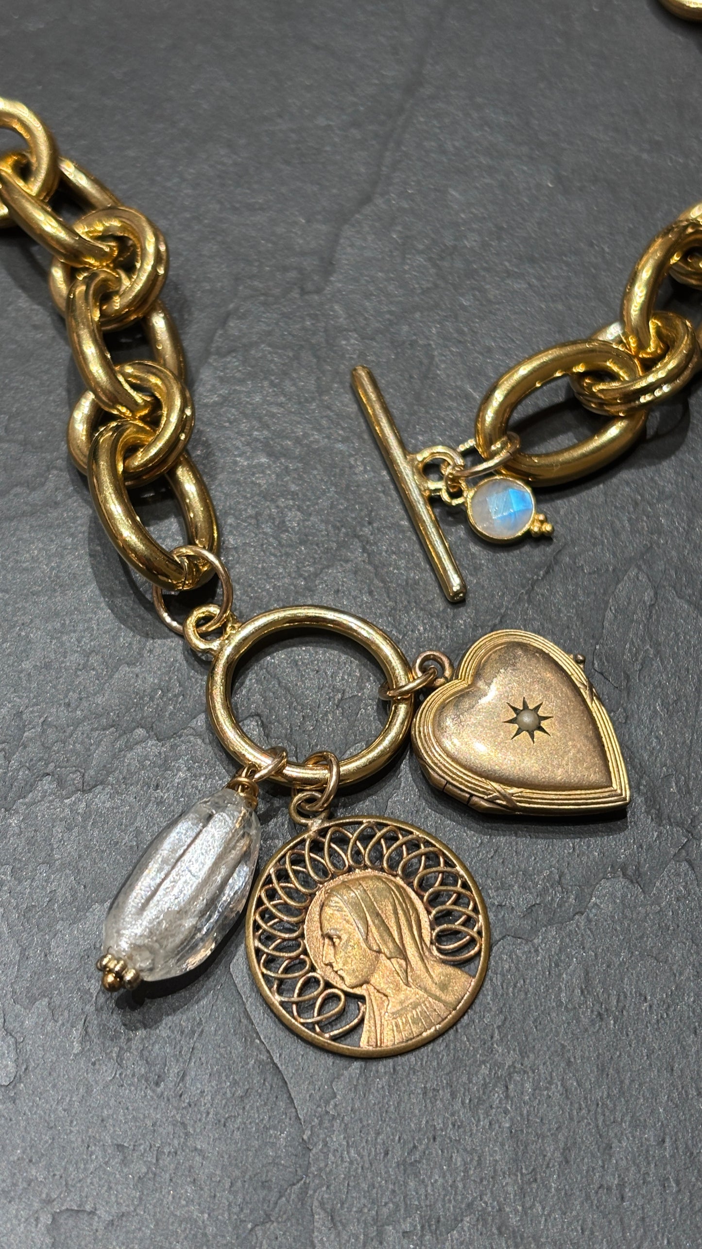 Collier grosse maille, pendentif à secret et Vierge au voile