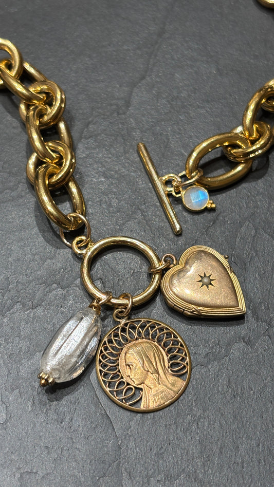 Collier grosse maille, pendentif à secret et Vierge au voile