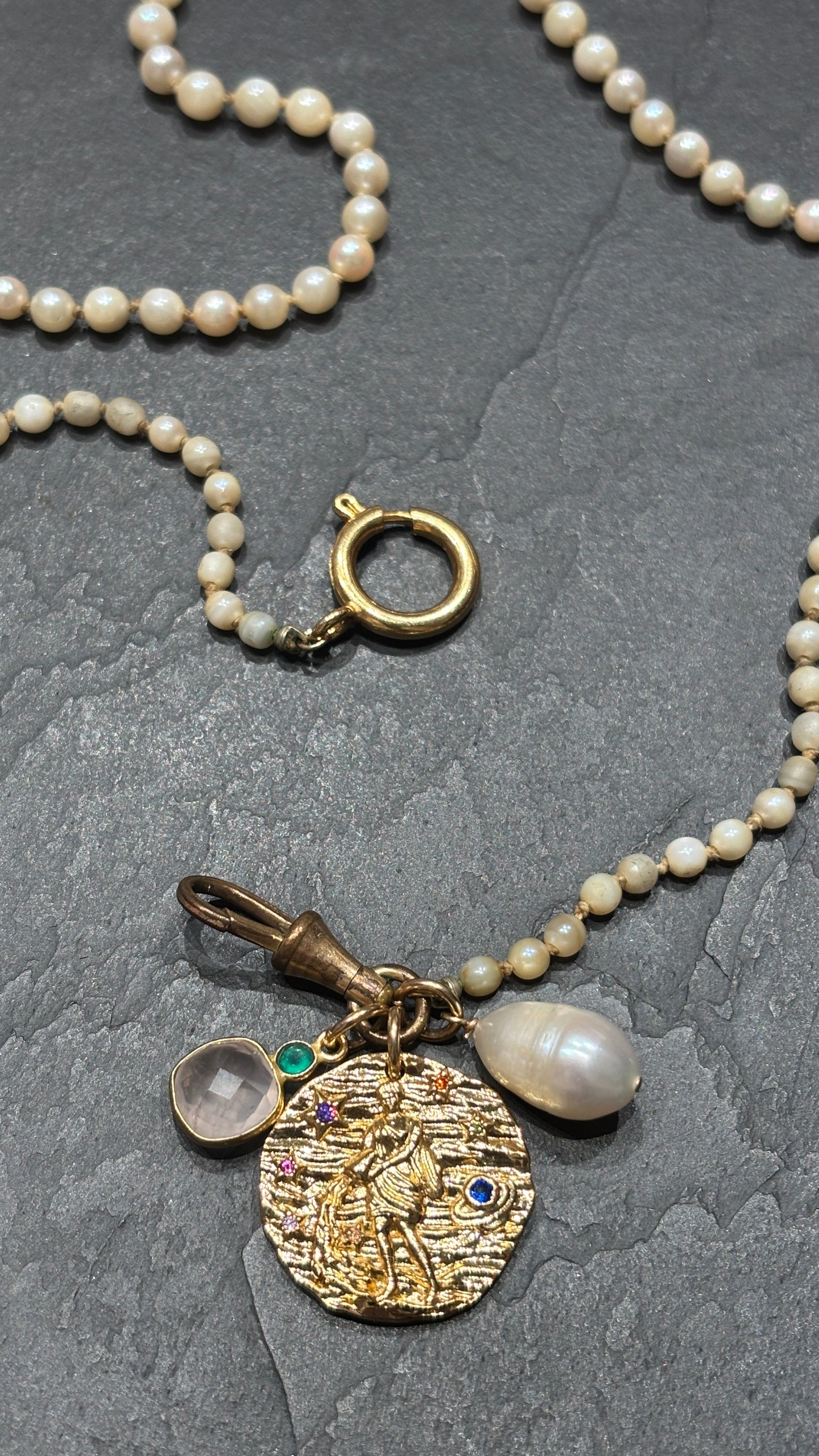 VERSAU. Collier de perles ancien, quartz rose et zodiaque