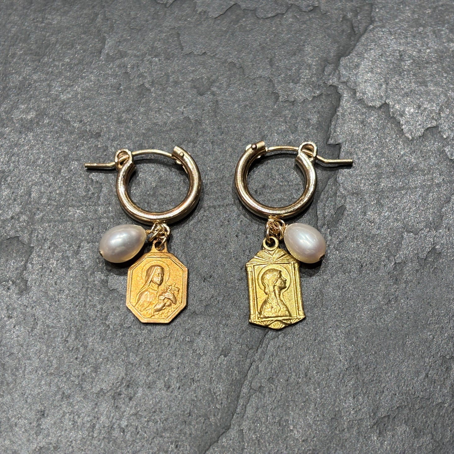 Mini créoles, perles et médailles saintes