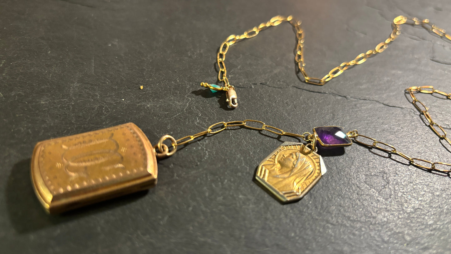 Collier lasso , améthyste et médaille à secret initiales DG. - blissparis