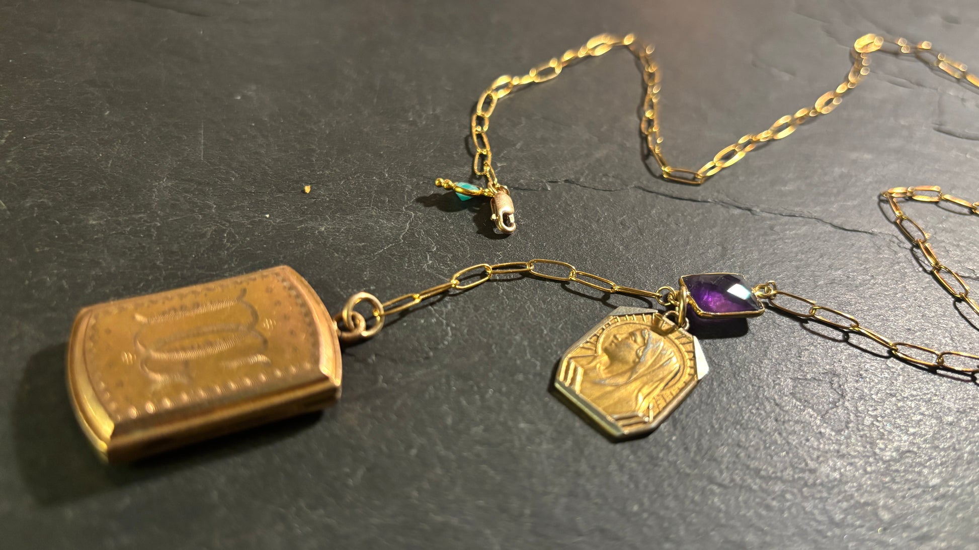 Collier lasso , améthyste et médaille à secret initiales DG. - blissparis