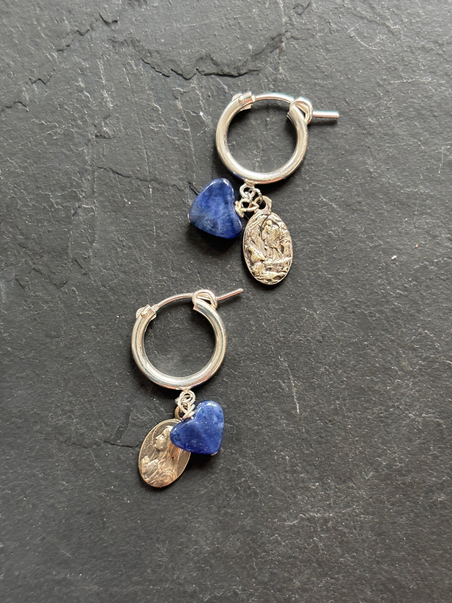 Mini créoles en argent, agate bleue et médailles