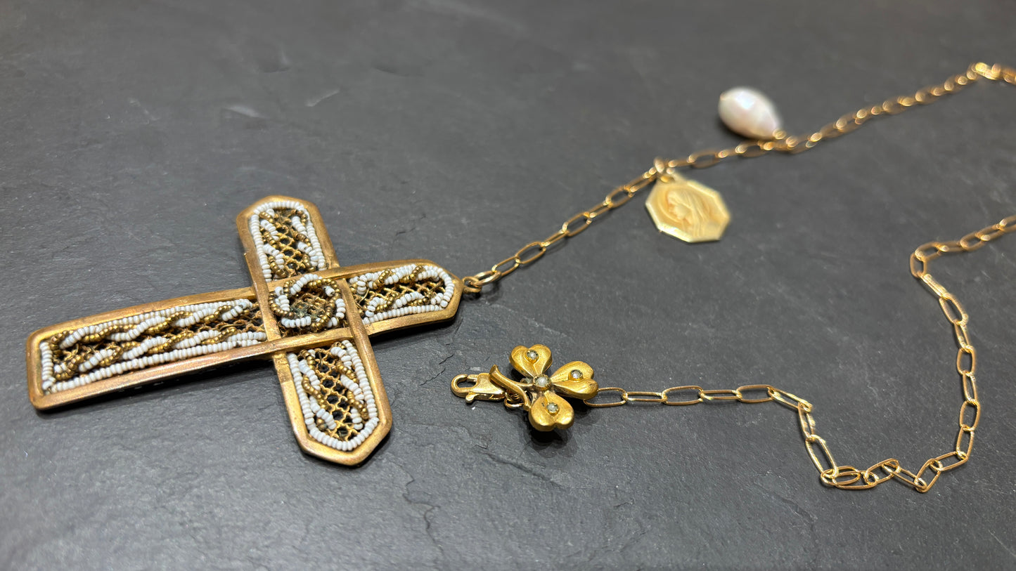 Collier lasso, trèfle et croix perlée
